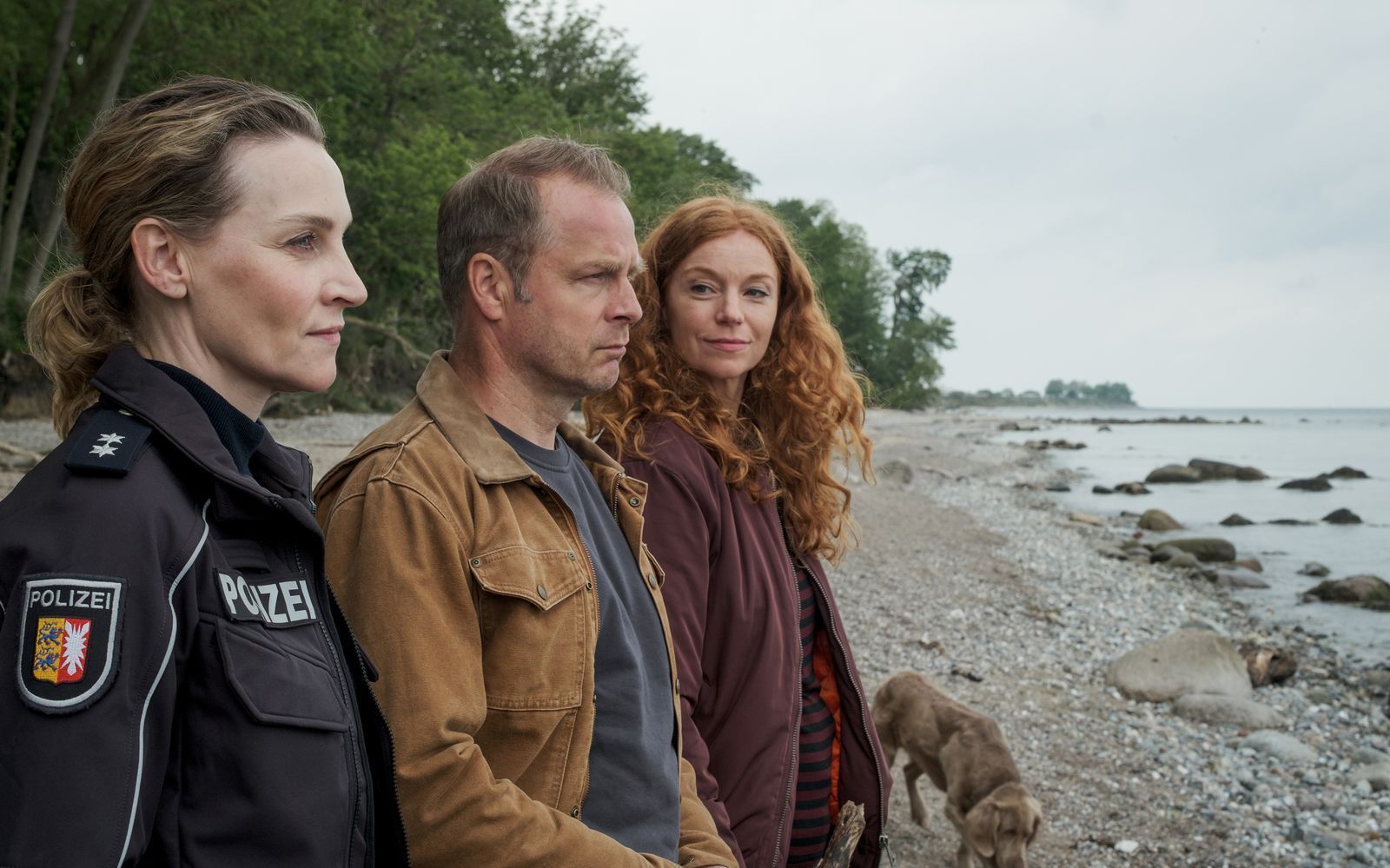 Die Drehorte von „Nord bei Nordwest“, unter anderem auf Fehmarn, sind inzwischen fast so etwas wie Pilgerorte für die Fans. Das macht die Arbeit für die Schauspieler (von links: Jana Klinge, Hinnerk Schönemann, Marleen Lohse) manchmal schwierig: „Ich muss zum Drehort gefahren werden, sonst würde ich nicht ankommen“, verrät Hinnerk Schönemann. (Bild: NDR/Gordon Timpen)