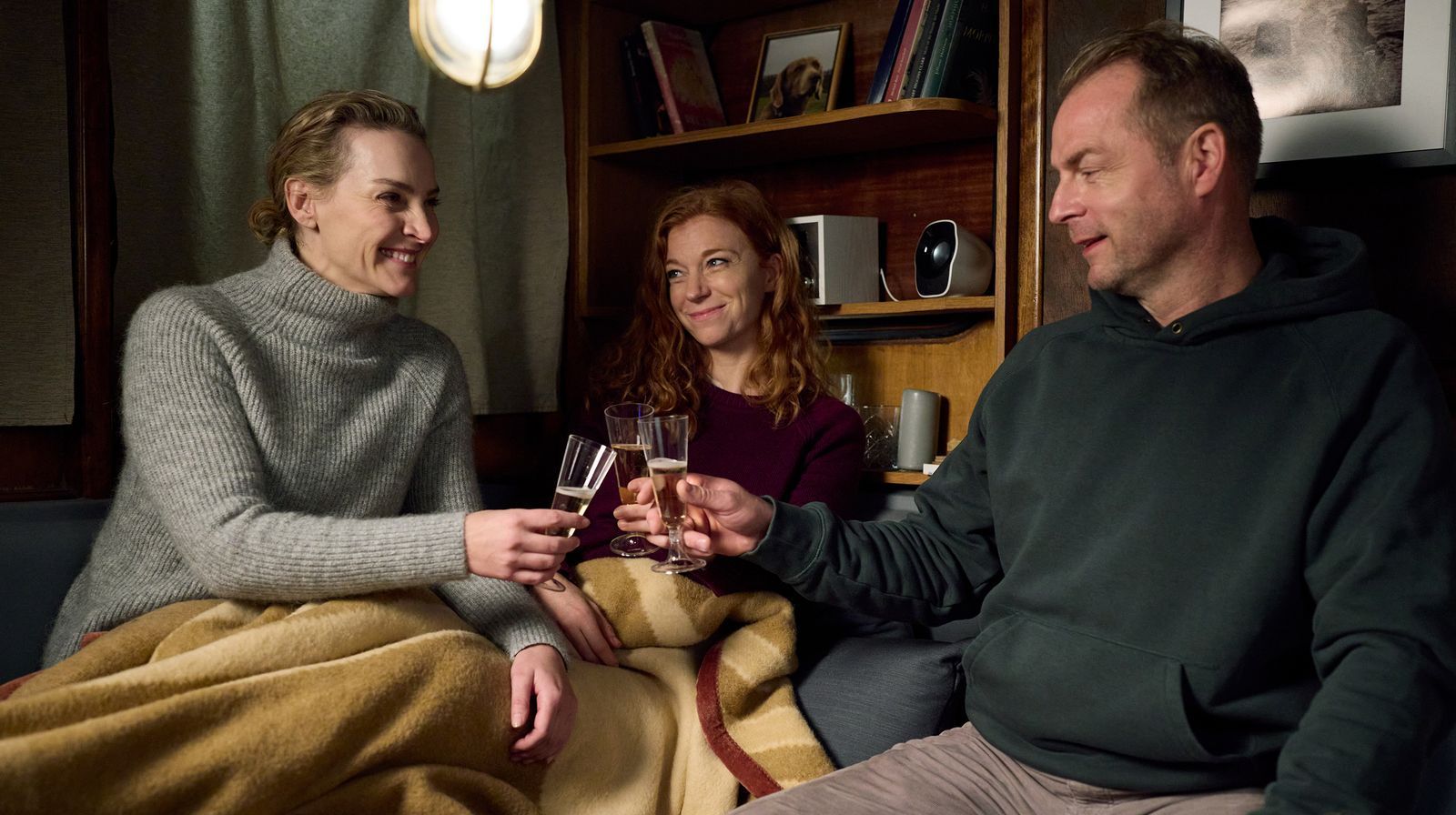 Die Eifersucht wegen Hahn im Korb Hauke (Hinnerk Schönemann) kann der Freundschaft von Hannah (Jana Klinge, links) und Jule (Marleen Lohse) nicht ernsthaft etwas anhaben. Das Schwanitzer Trio weiß, was es aneinander hat. (Bild: NDR/ARD/Sandra Hoever)