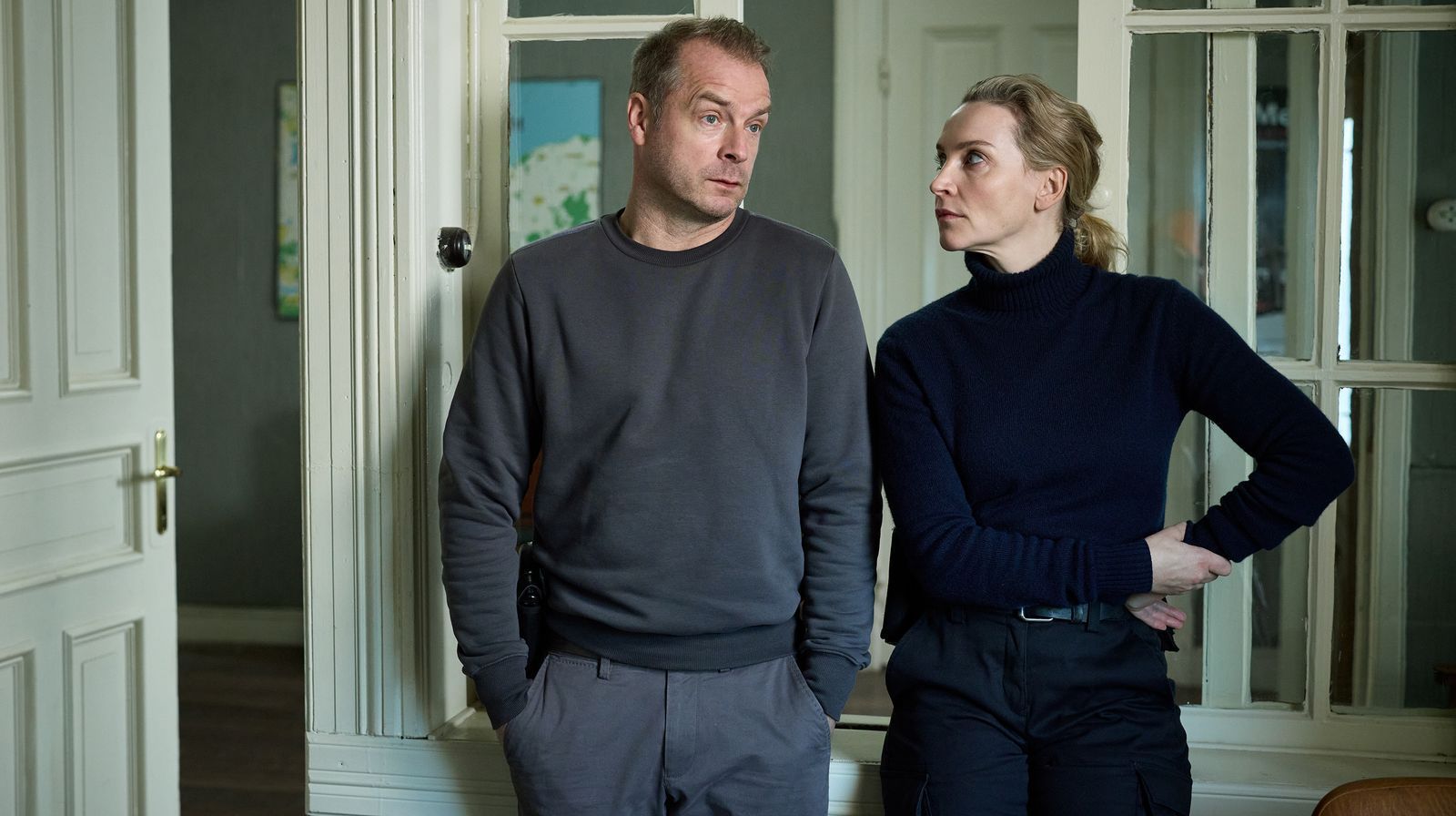 Im 31. Fall kommt ein Mann bei einem Einbruch in seine Villa zu Tode. Hauke (Hinnerk Schönemann) und Hannah (Jana Klinge) nehmen seine Witwe ins Visier. Diese hat mehr als nur ein Geheimnis, wie sich schnell herausstellt.  (Bild: NDR/ARD/Sandra Hoever)