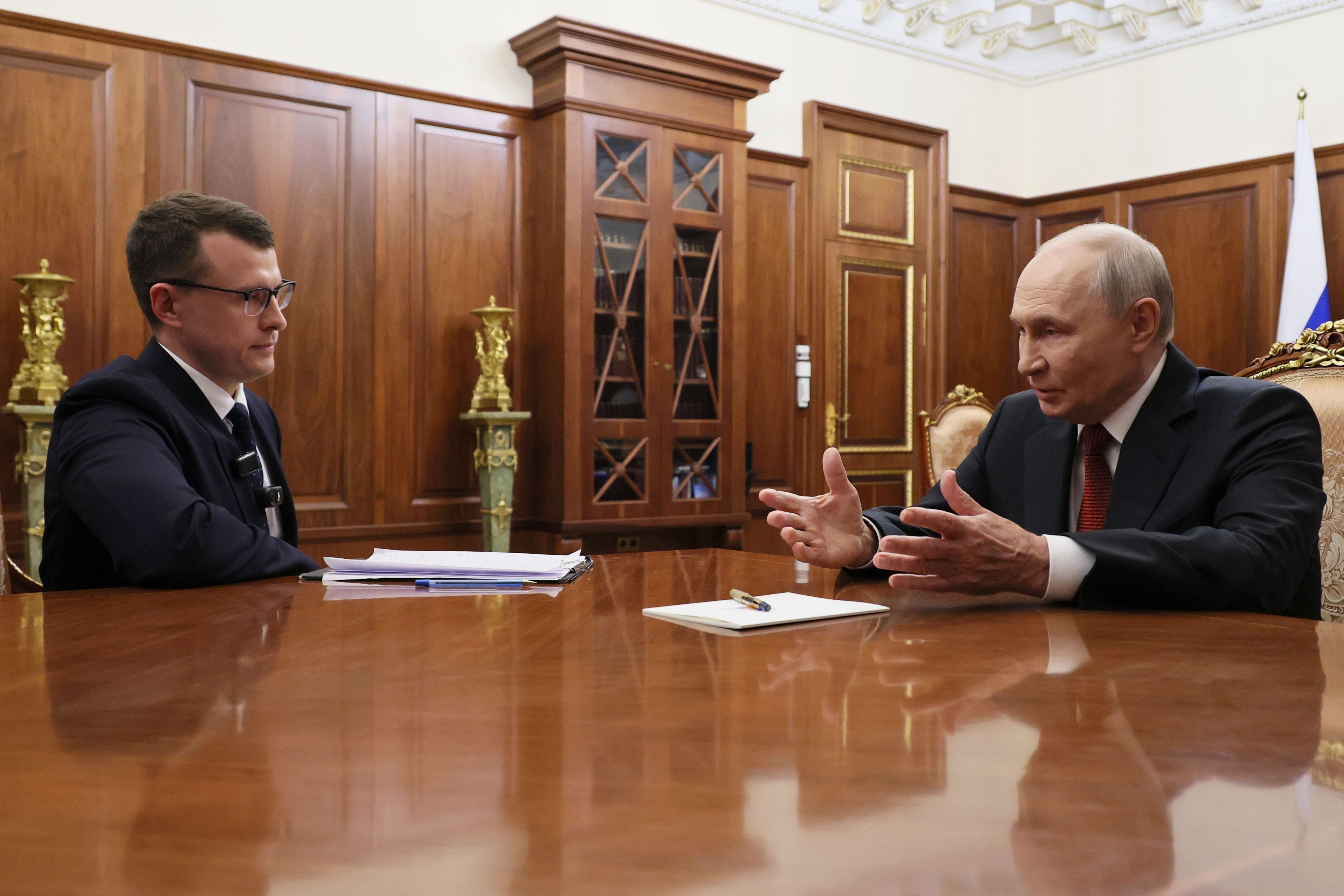Der russische Präsident Wladimir Putin (r) spricht während seines Interviews mit dem russischen Journalisten Pawel Zarubin im Kreml.