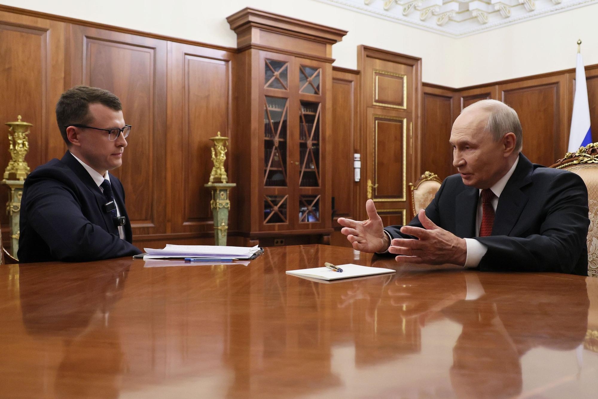 Der russische Präsident Wladimir Putin (r) spricht während seines Interviews mit dem russischen Journalisten Pawel Zarubin im Kreml.