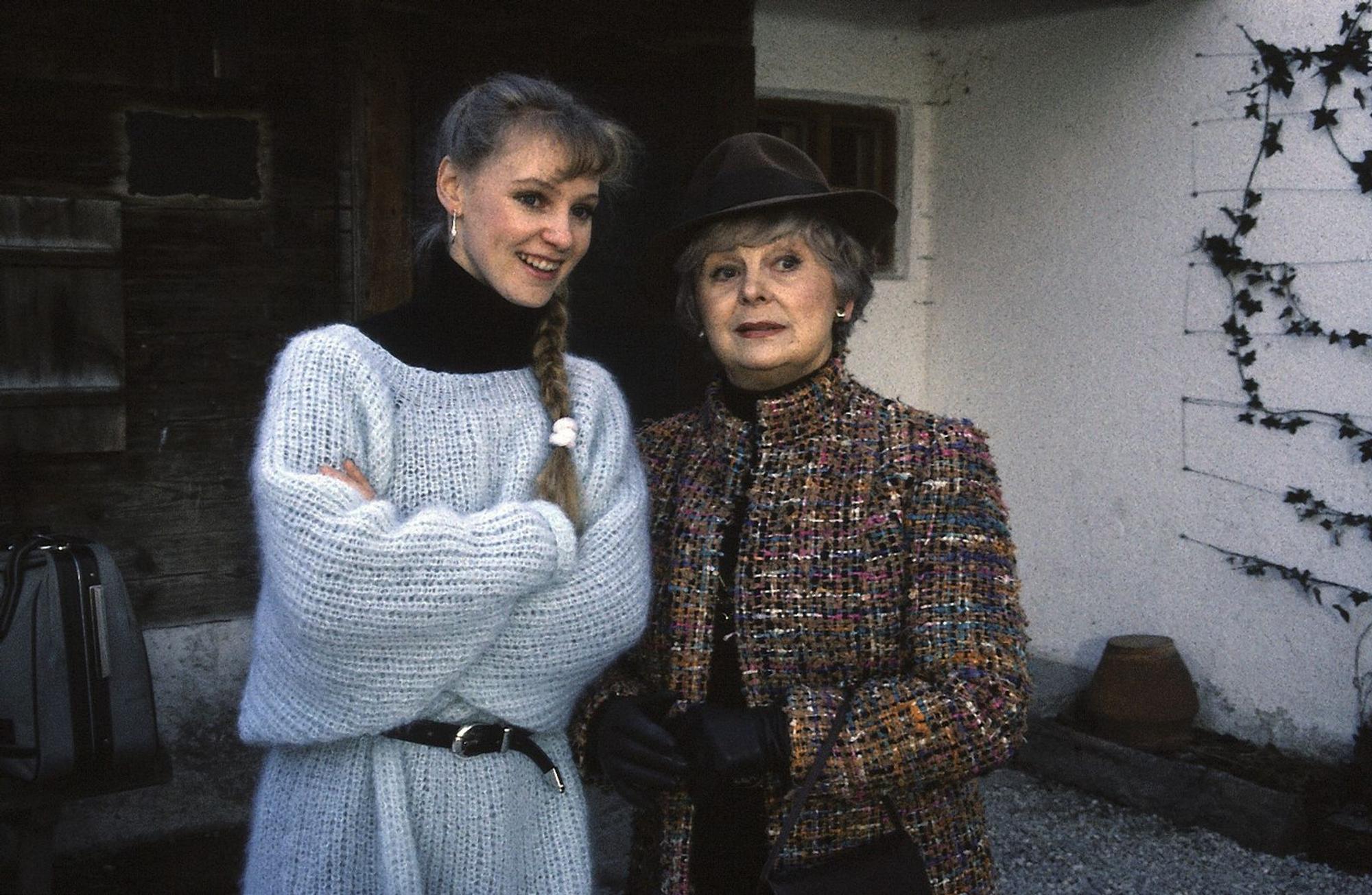 Andrea Rombach (Katharina Köhntopp, links, mit Bruni Löbel) ist Martin Rombachs älteste Tochter. (Bild: ZDF/Karl Reiter)