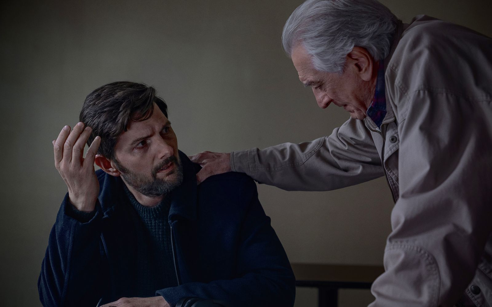Als Toms (Adam Scott, links) Sohn verschwindet verbündet er sich widerwillig mit seinem Vater (Robert De Niro), zu dem er zuvor jeglichen Kontakt abgebrochen hatte. Toms Vater ermittelte damals im Fall. (Bild: Netflix / David Lee)