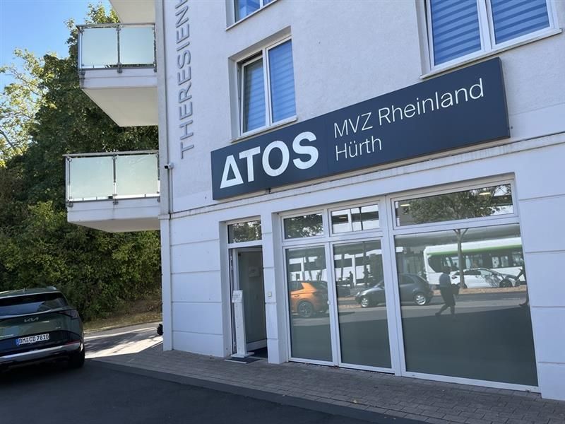 Der Parkpkatz des MVZ Hürth, in dem auch eine Niederlassung der Atos-Klinik angesiedelt ist, wird mit Videokamera (oben links am Gebäude) überwacht.