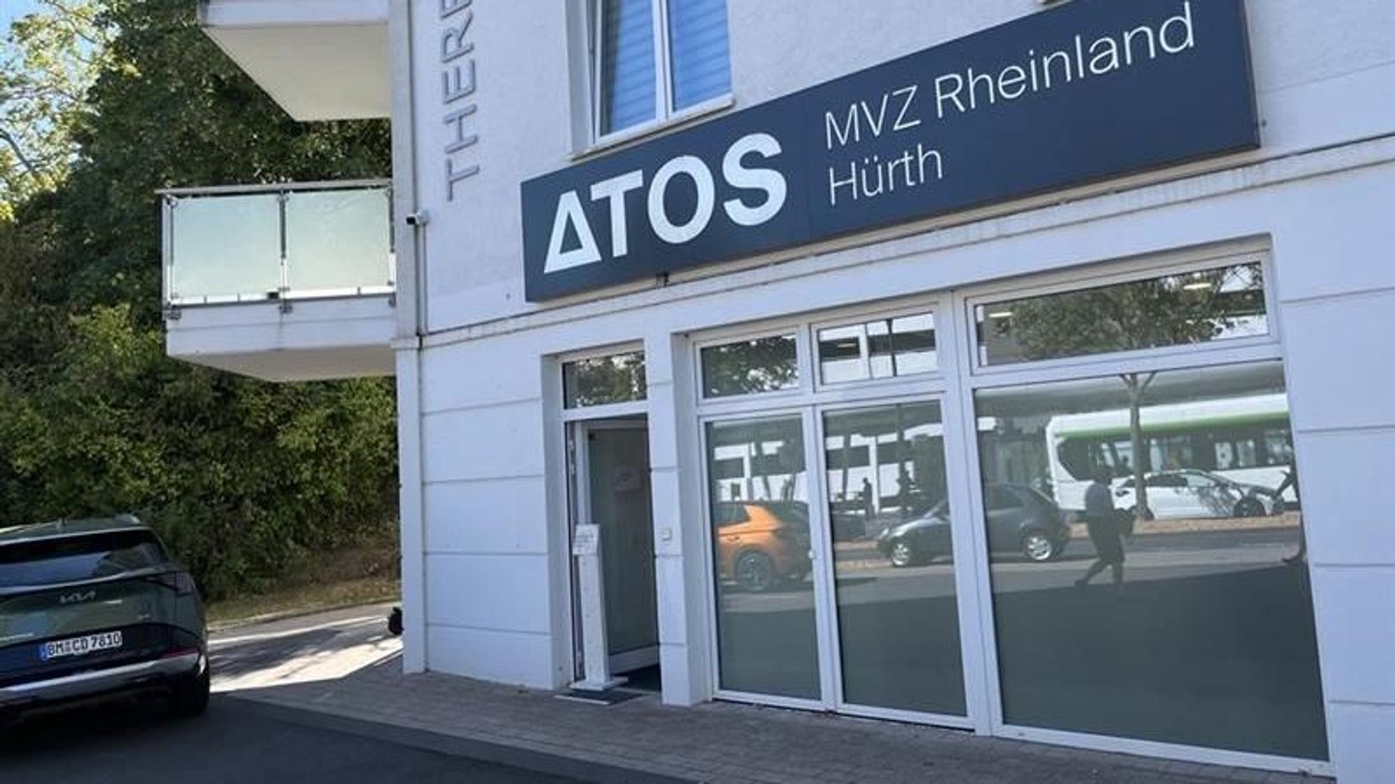 Der Parkpkatz des MVZ Hürth, in dem auch eine Niederlassung der Atos-Klinik angesiedelt ist, wird mit Videokamera (oben links am Gebäude) überwacht.