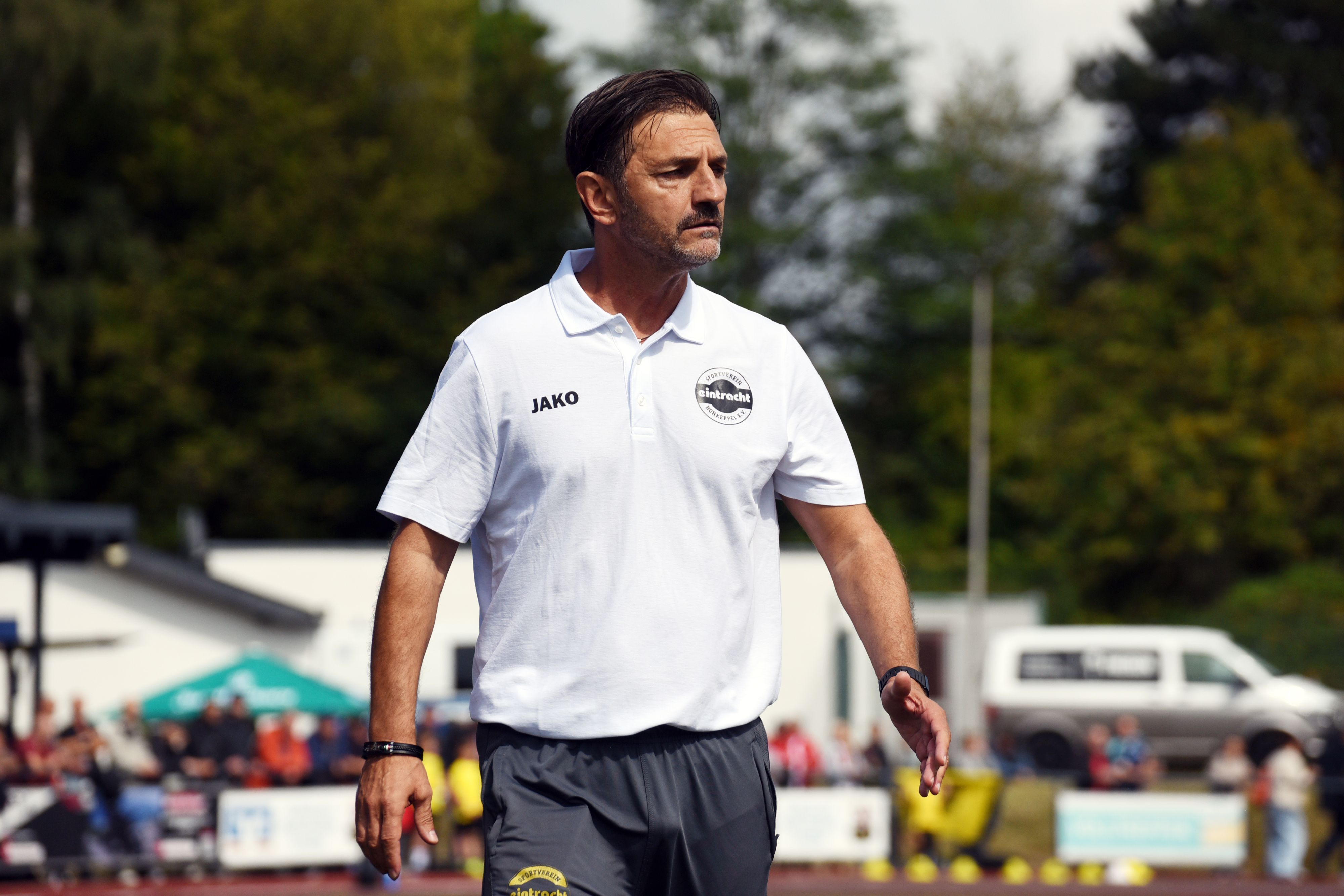 Zu sehen ist ein Trainer am Rande eines Fußballspiels