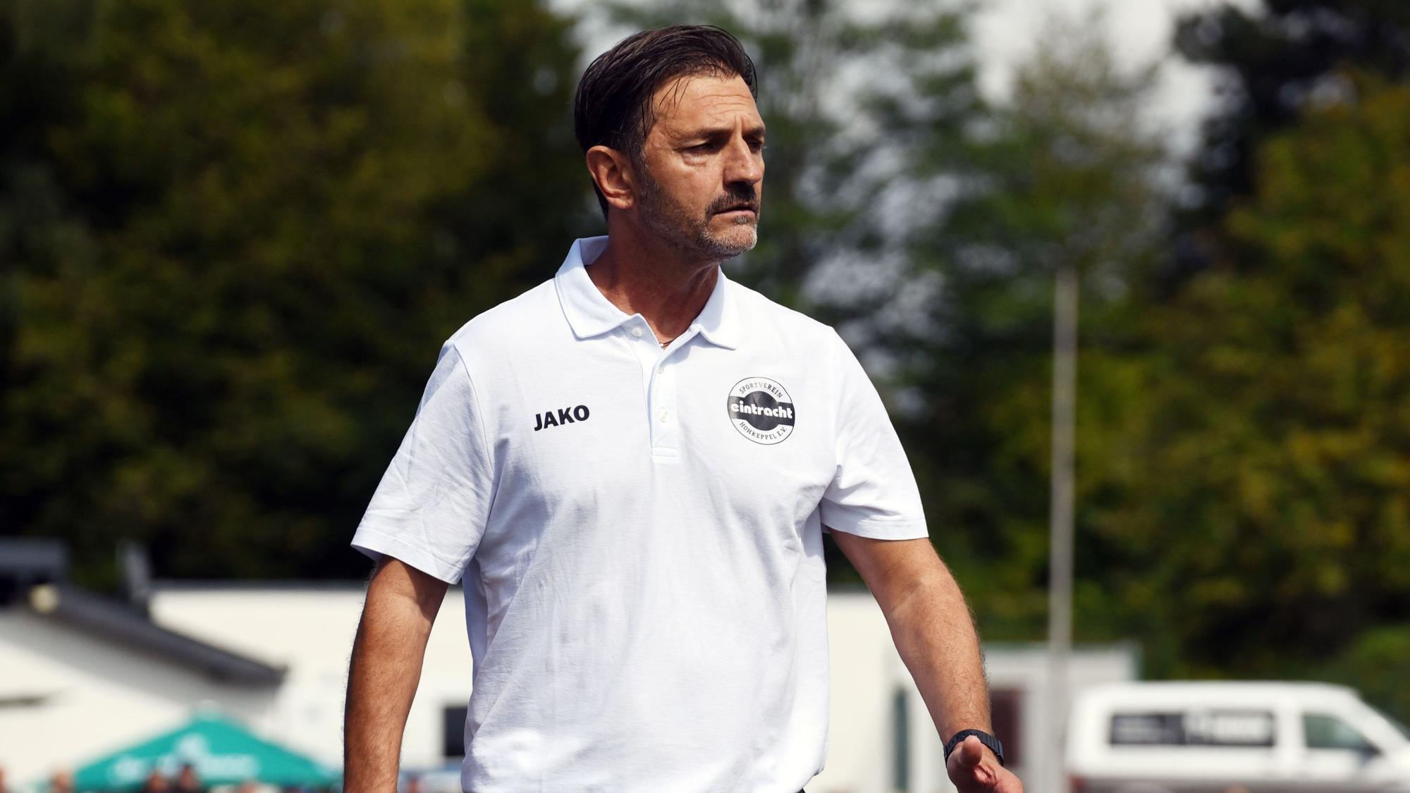 Zu sehen ist ein Trainer am Rande eines Fußballspiels