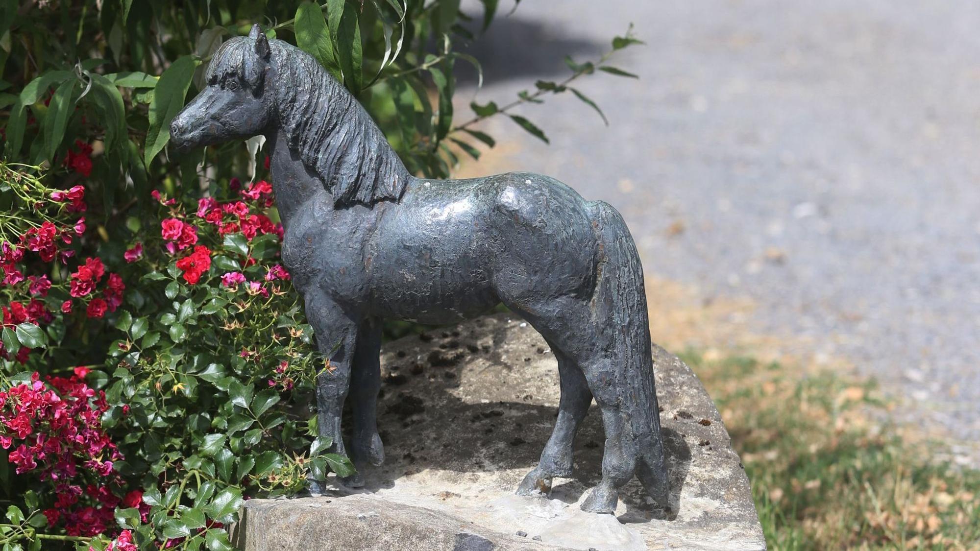Die Statue des Hengstes Vordur, Stammvaters der Zucht, steht zentral auf der Anlage in Bad Honnef.