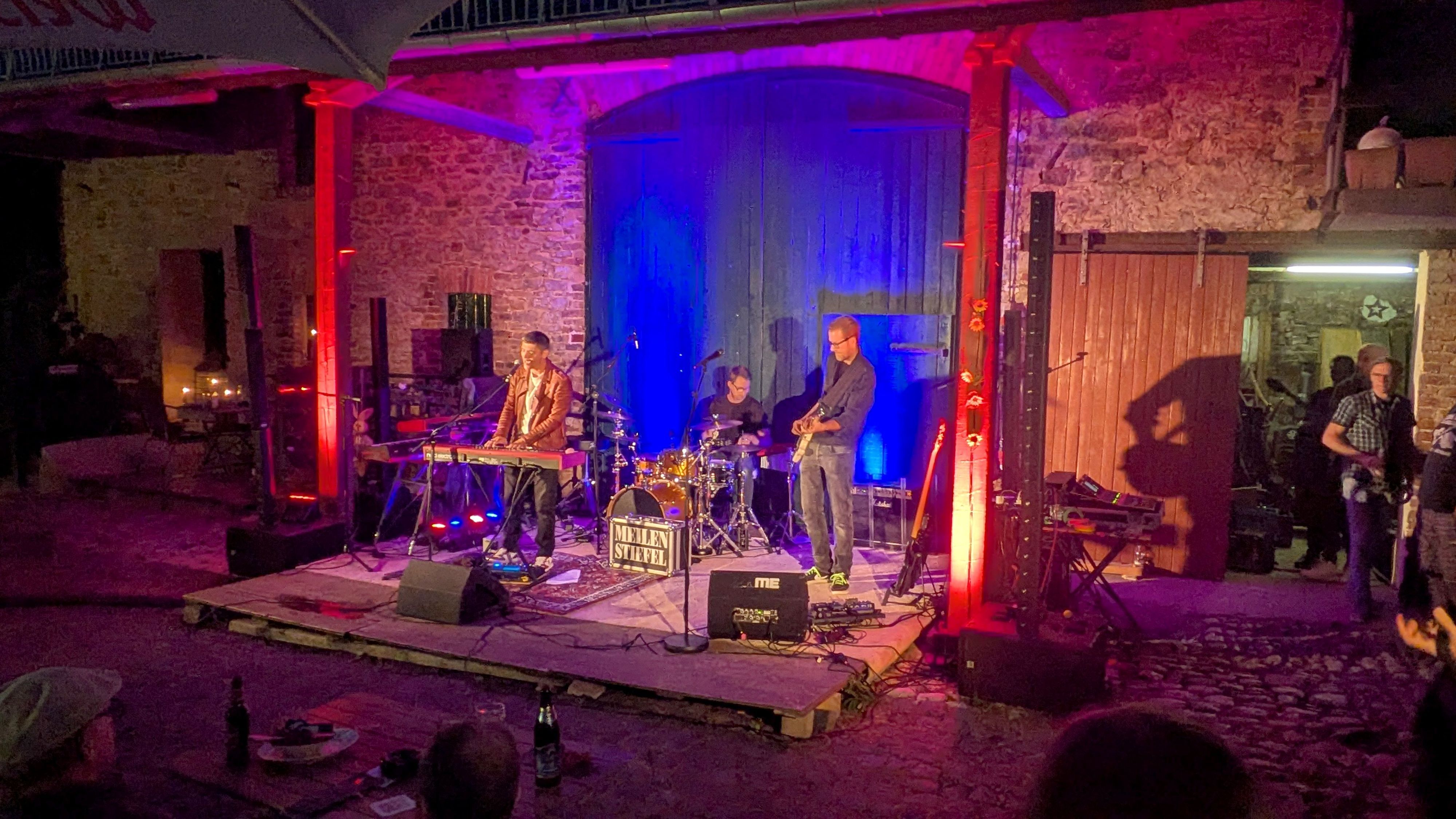 Auftritt einer Band bei der Nettersession im Innenhof des Nettersheimer Hofs.