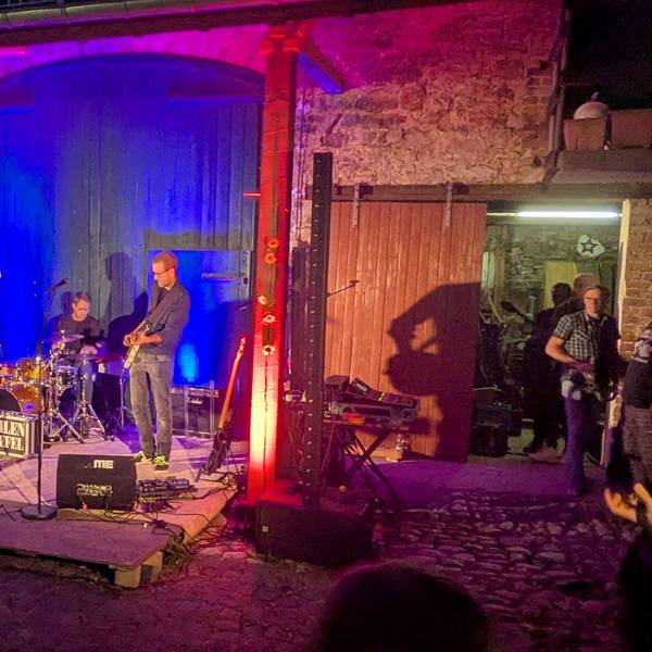 Auftritt einer Band bei der Nettersession im Innenhof des Nettersheimer Hofs.
