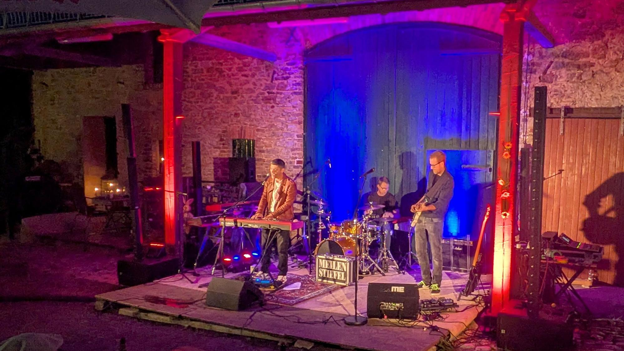 Auftritt einer Band bei der Nettersession im Innenhof des Nettersheimer Hofs.