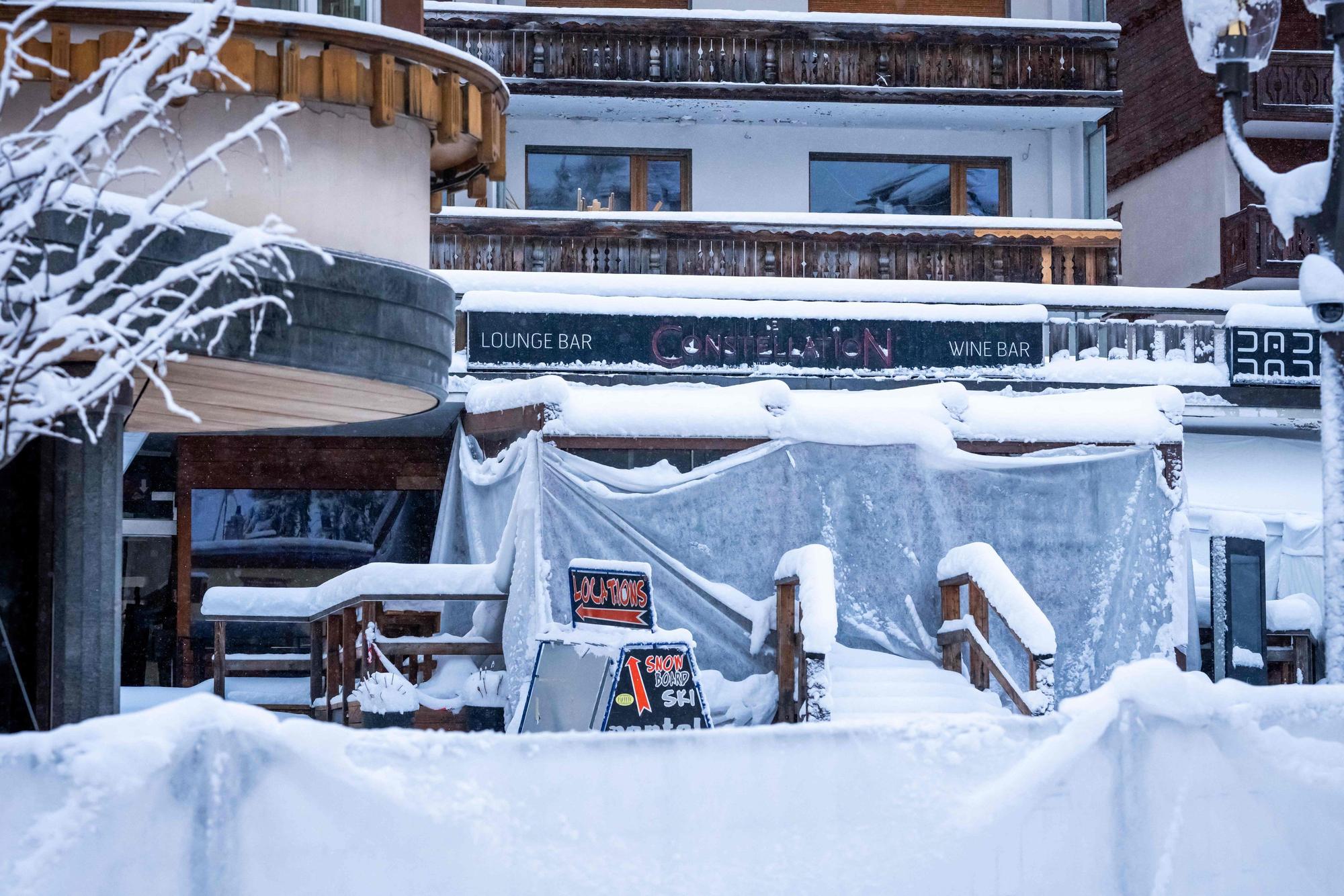 Das Archivfoto zeigt die Fassade der Bar „Le Constellation“, in der sich der verheerende Brand mit 41 Toten ereignete.
