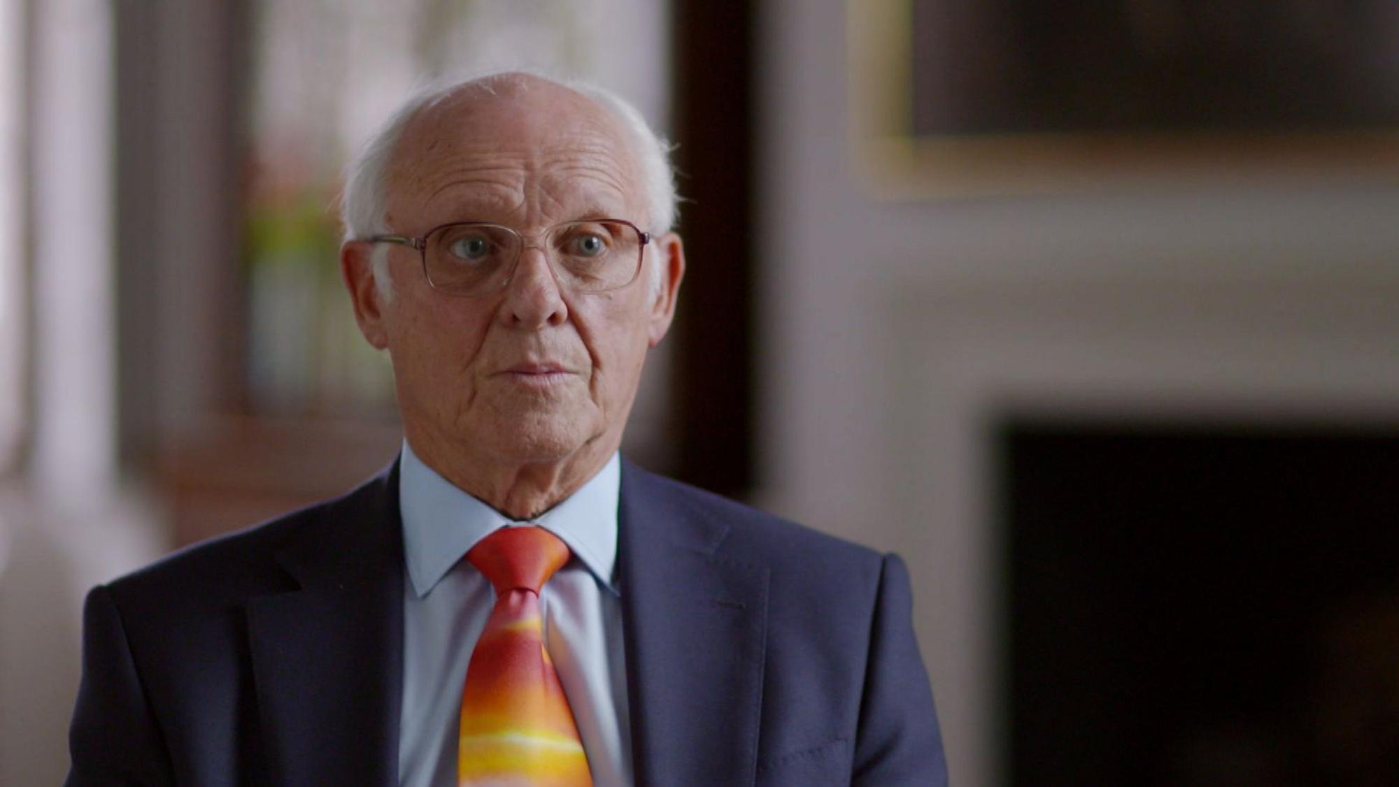 Dickie Arbiter ist der ehemalige Pressesprecher von Queen Elizabeth II. (Bild: Atomic Productions/The History Channel)