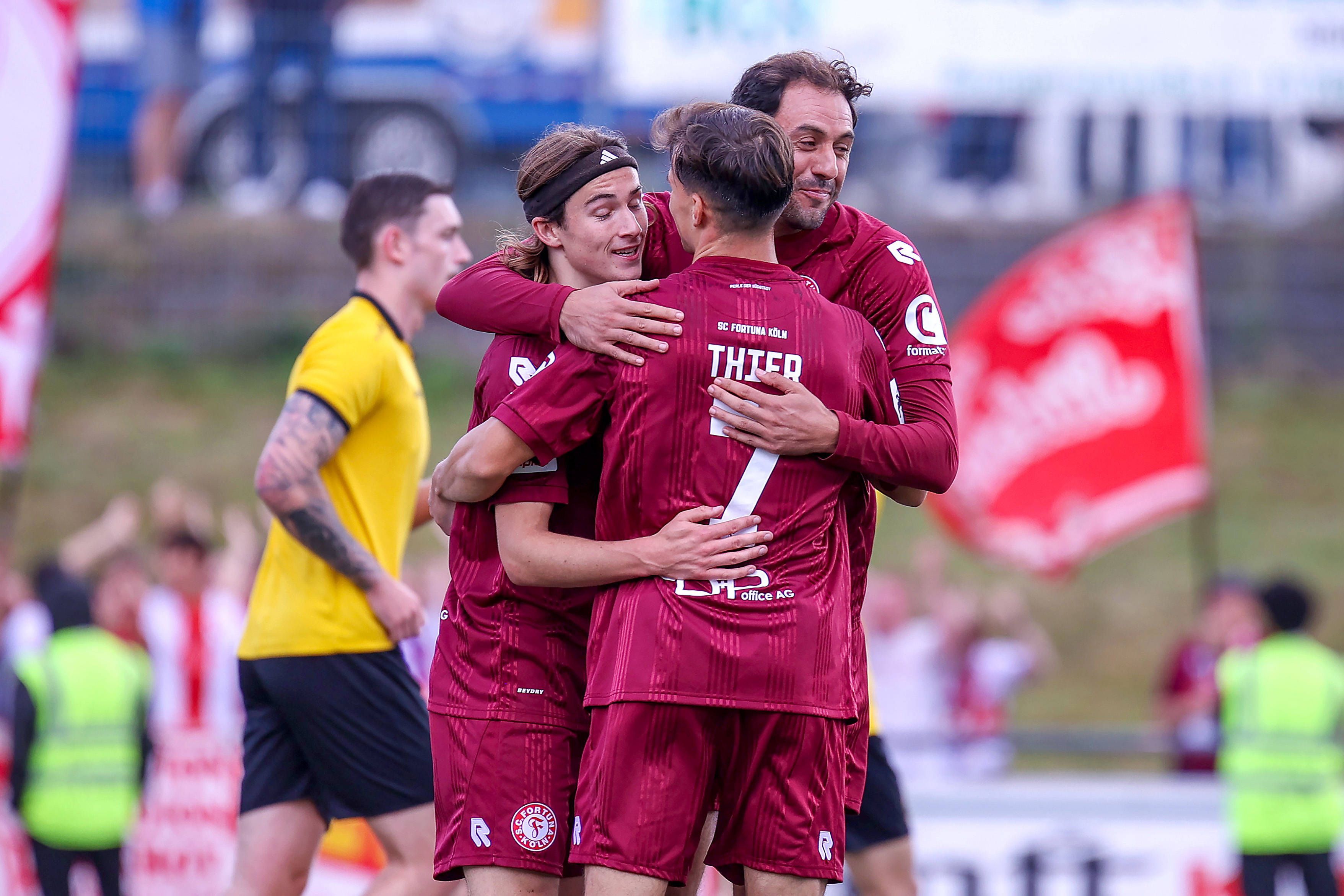 Hamadi Al Ghaddioui (r.) wird von seinen Mitspielern geherzt.
