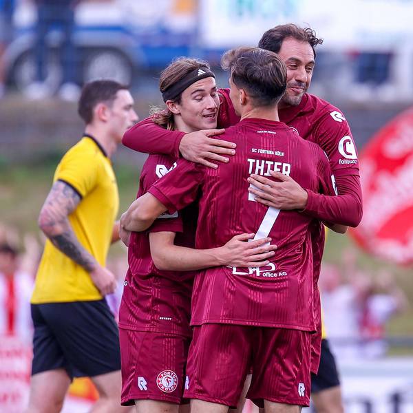 Hamadi Al Ghaddioui (r.) wird von seinen Mitspielern geherzt.