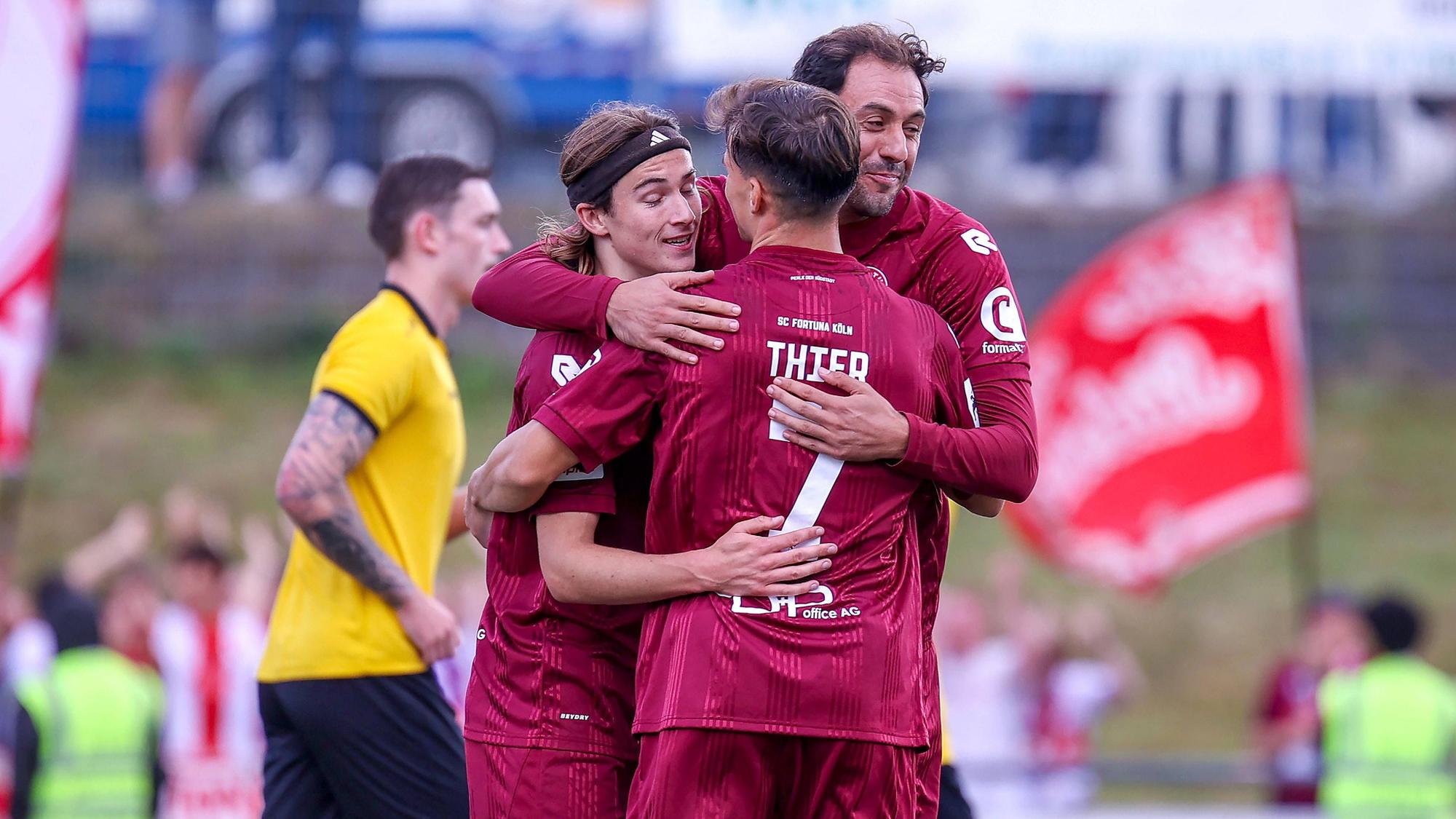 Hamadi Al Ghaddioui (r.) wird von seinen Mitspielern geherzt.
