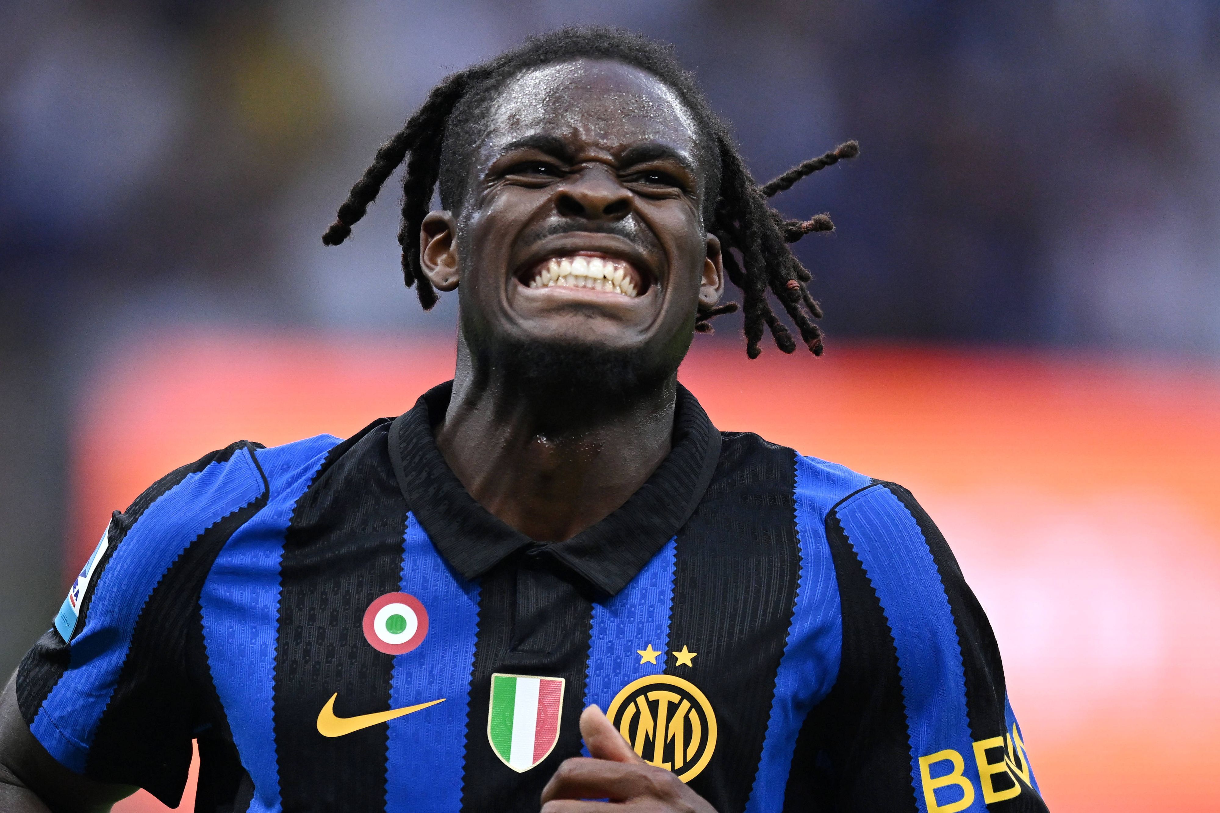 Yann Bisseck freut sich über seinen Treffer für Inter Mailand.