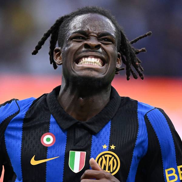 Yann Bisseck freut sich über seinen Treffer für Inter Mailand.