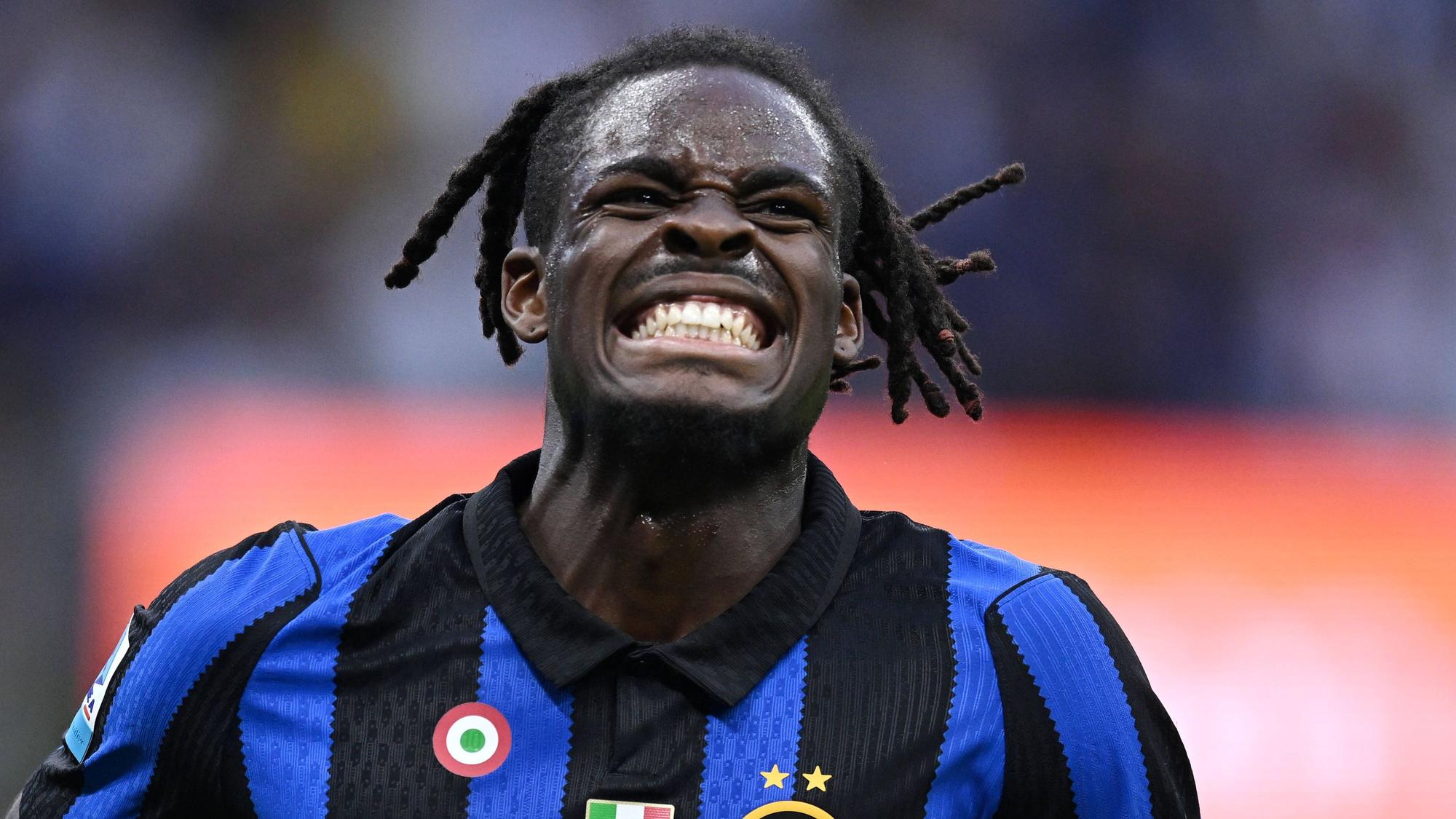 Yann Bisseck freut sich über seinen Treffer für Inter Mailand.