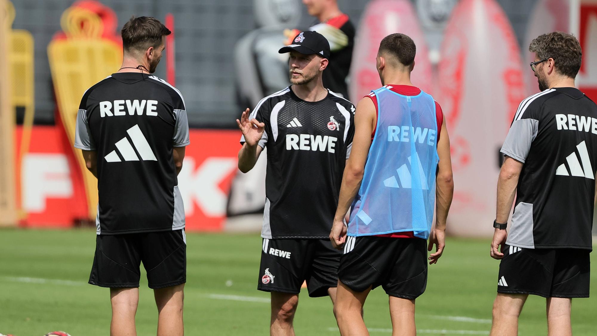 Trainer René Wagner gibt im FC-Training Anweisungen.