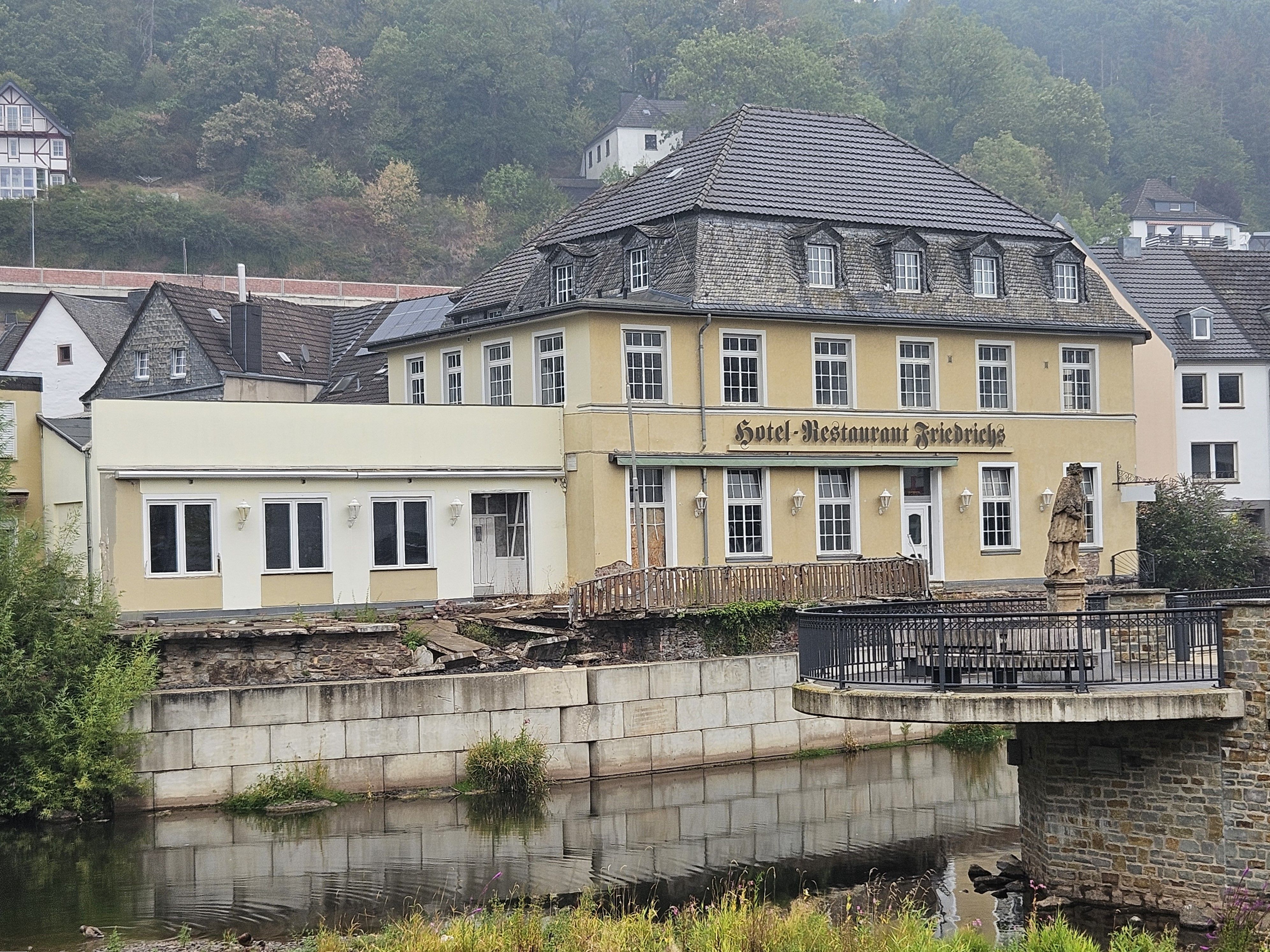 Das von der Flut im Juli 2021 stark beschädigte Gebäude des Hotels Friedrichs in Gemünd.
