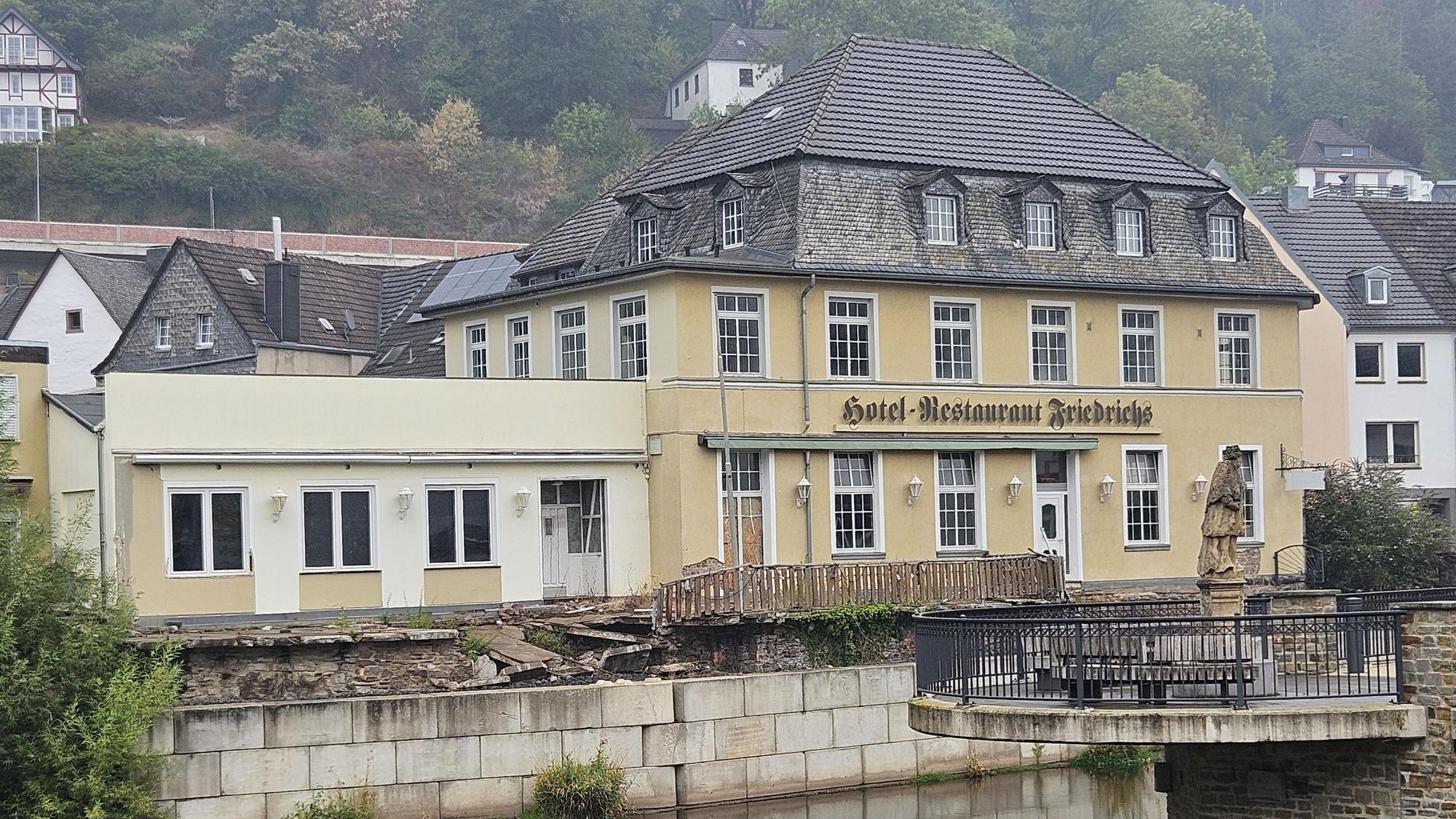 Das von der Flut im Juli 2021 stark beschädigte Gebäude des Hotels Friedrichs in Gemünd.