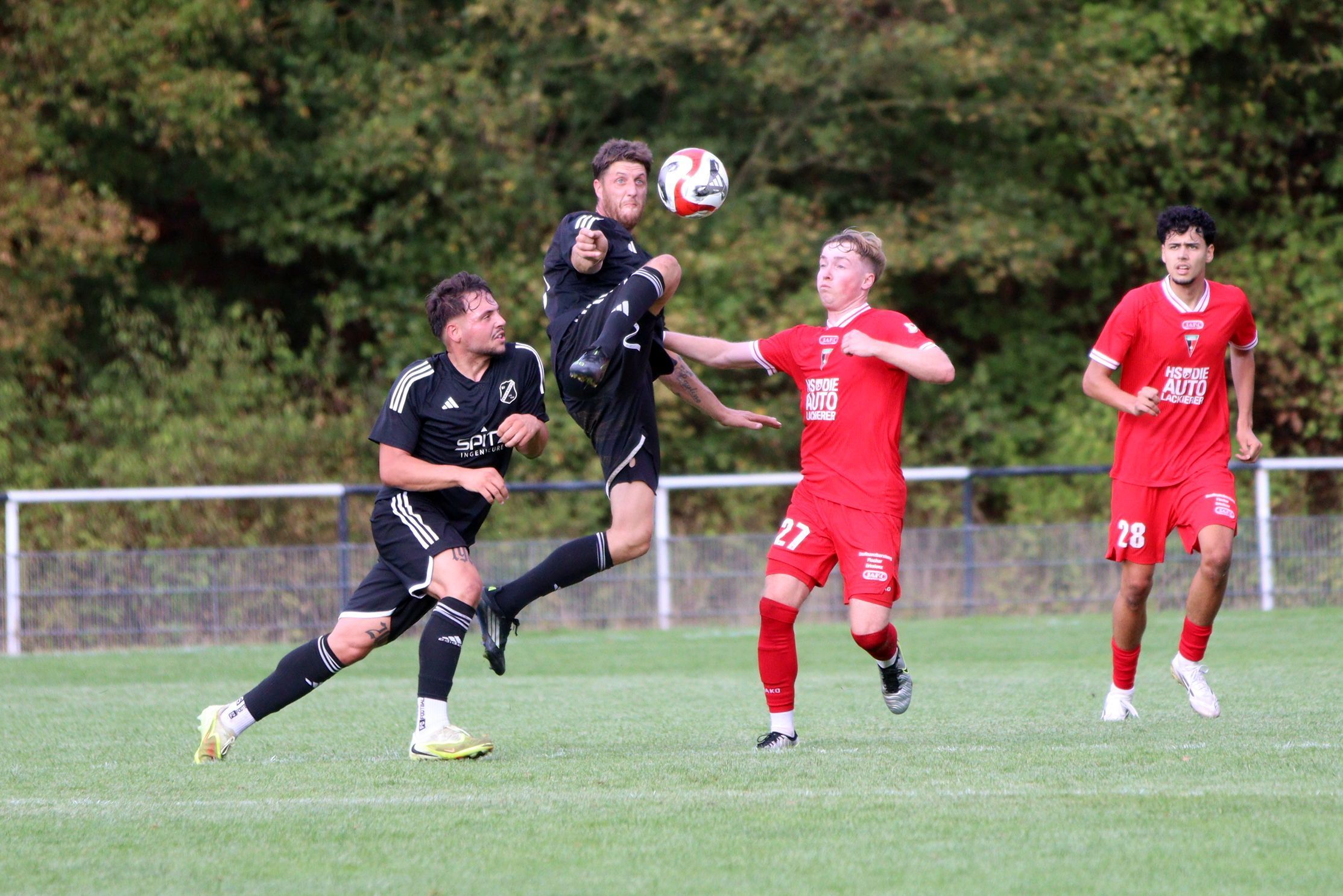 Ein Frauenberger Spieler springt mit ausgestrecktem Bein hoch, um den Ball anzunehmen.