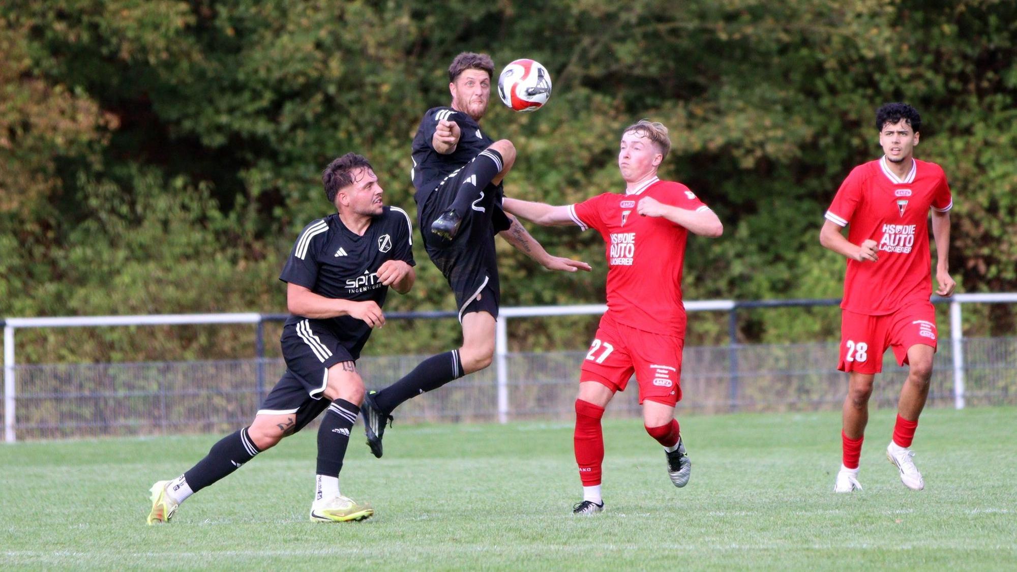 Ein Frauenberger Spieler springt mit ausgestrecktem Bein hoch, um den Ball anzunehmen.