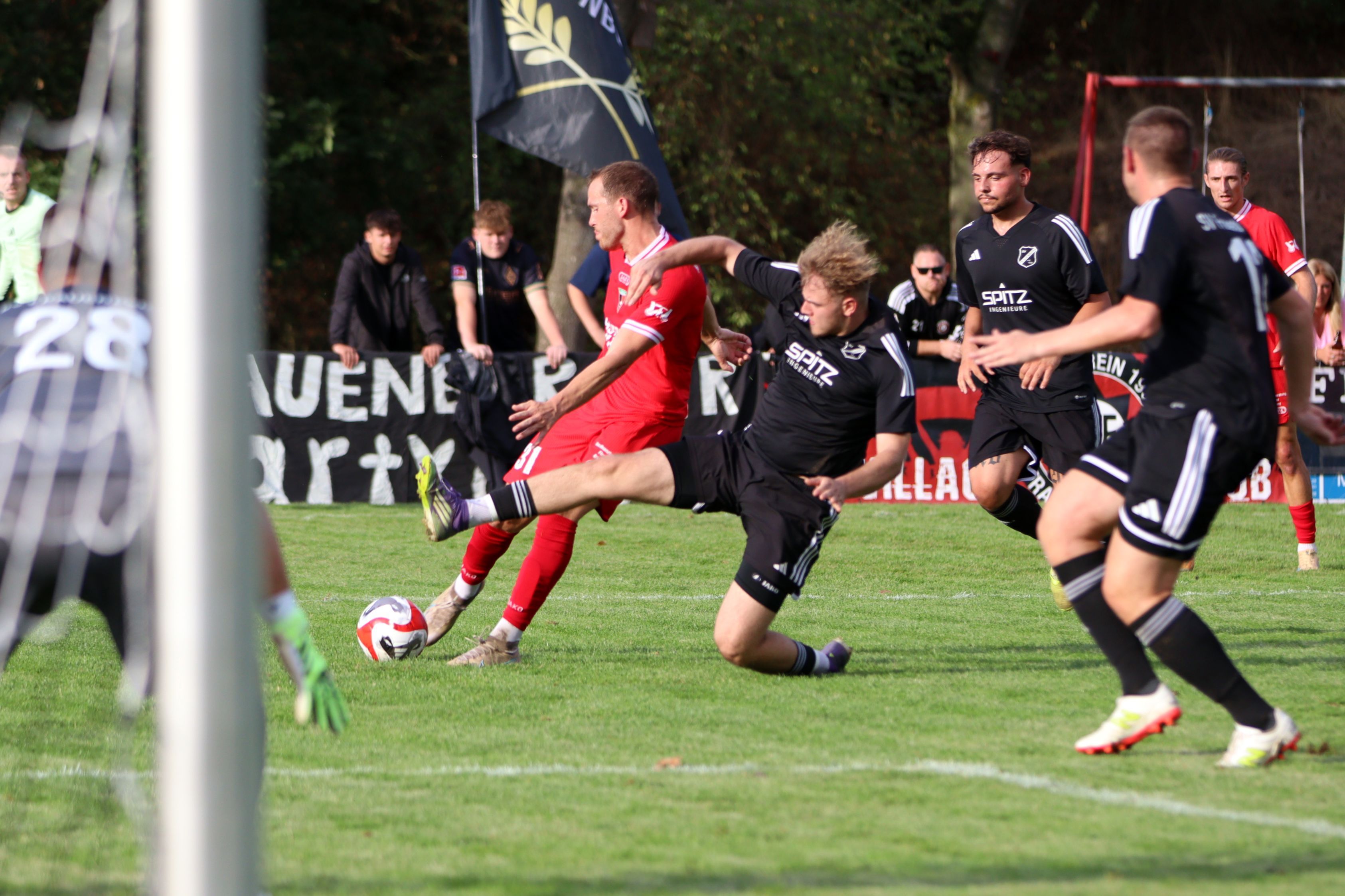 Ein Frauenberger Verteidiger grätscht nach einem Ball.