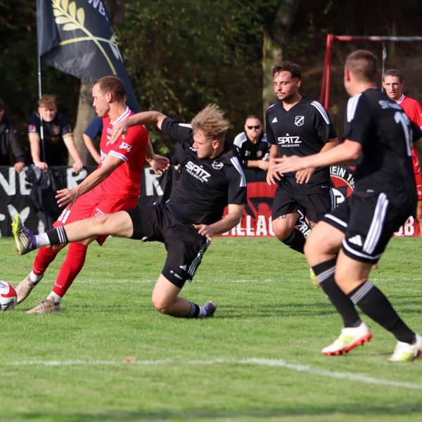 Ein Frauenberger Verteidiger grätscht nach einem Ball.