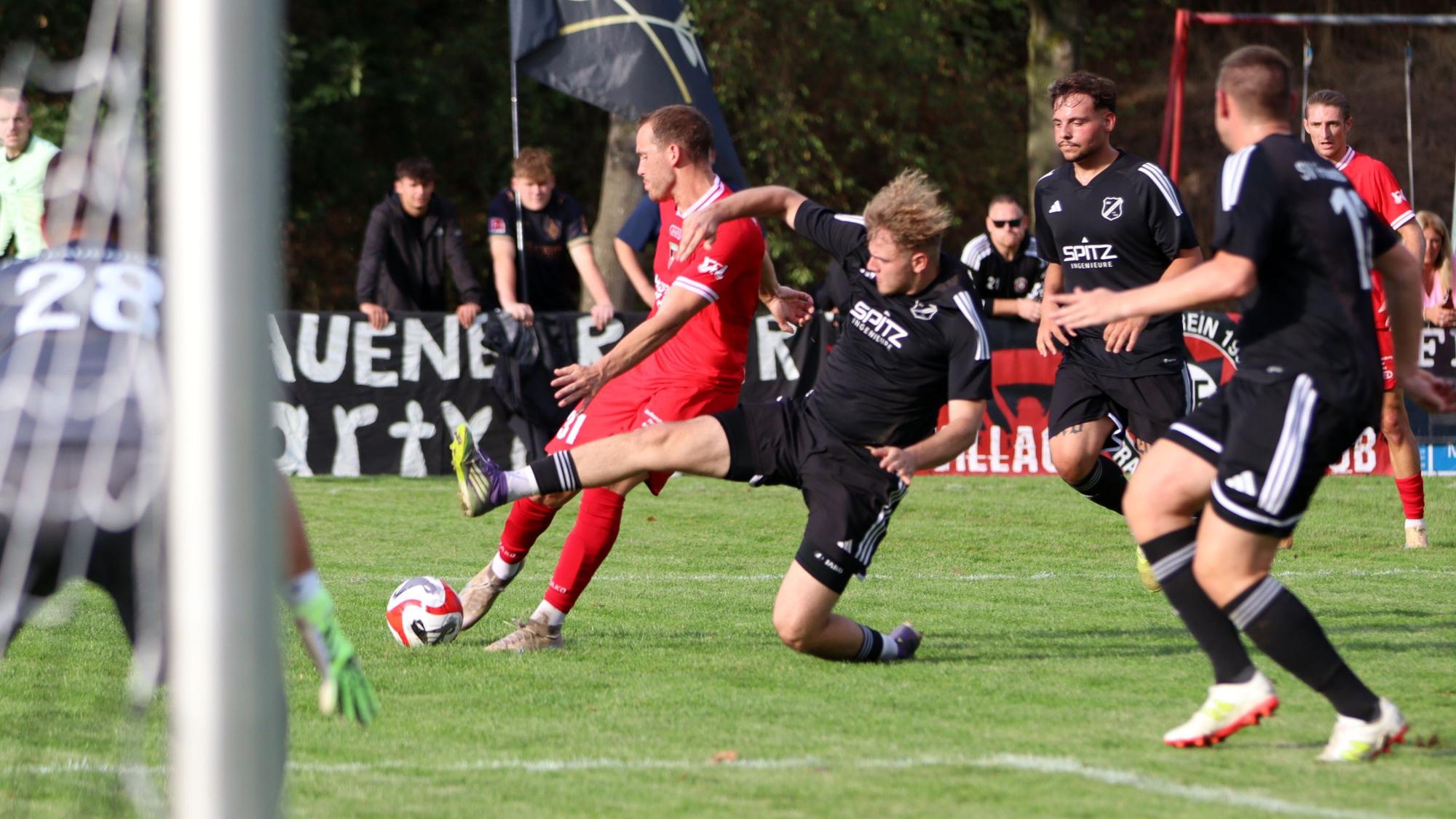 Ein Frauenberger Verteidiger grätscht nach einem Ball.