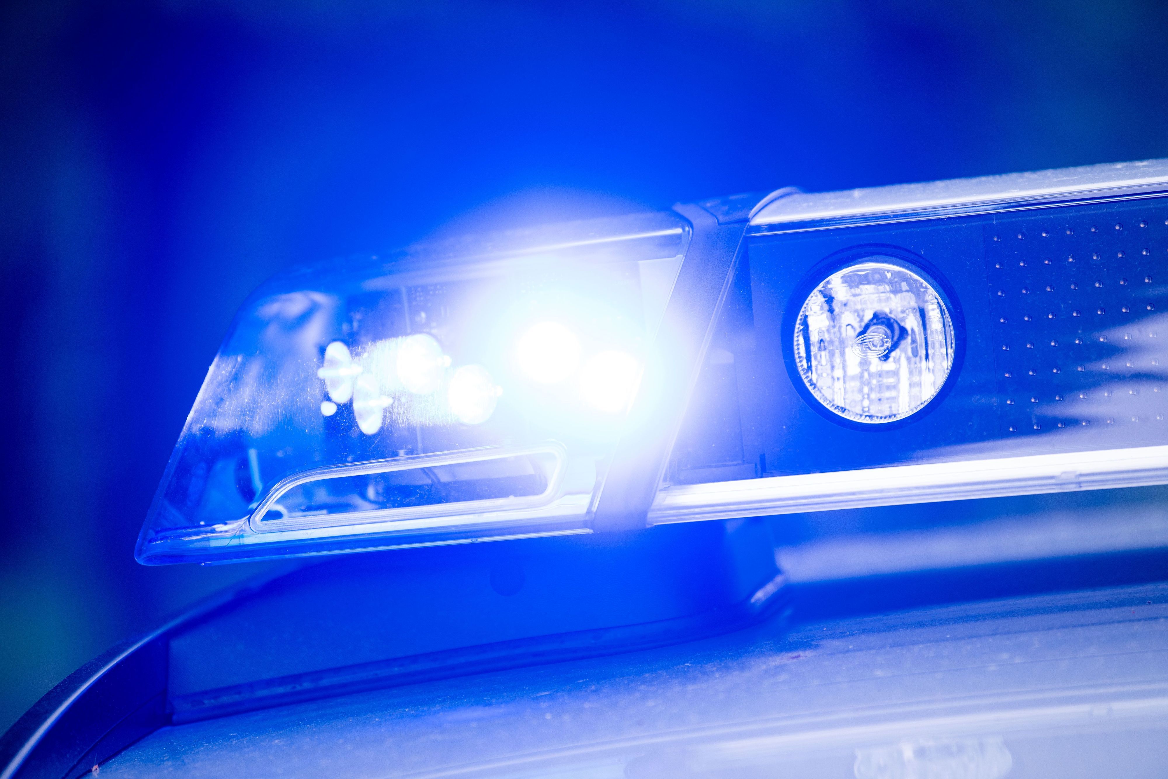 ARCHIV - 15.05.2019, Bayern, Dachau: Ein Blaulicht leuchtet an einer Polizeistreife. (zu dpa: «Leiche auf Parkplatz in Oberbayern entdeckt») Foto: Lino Mirgeler/dpa +++ dpa-Bildfunk +++