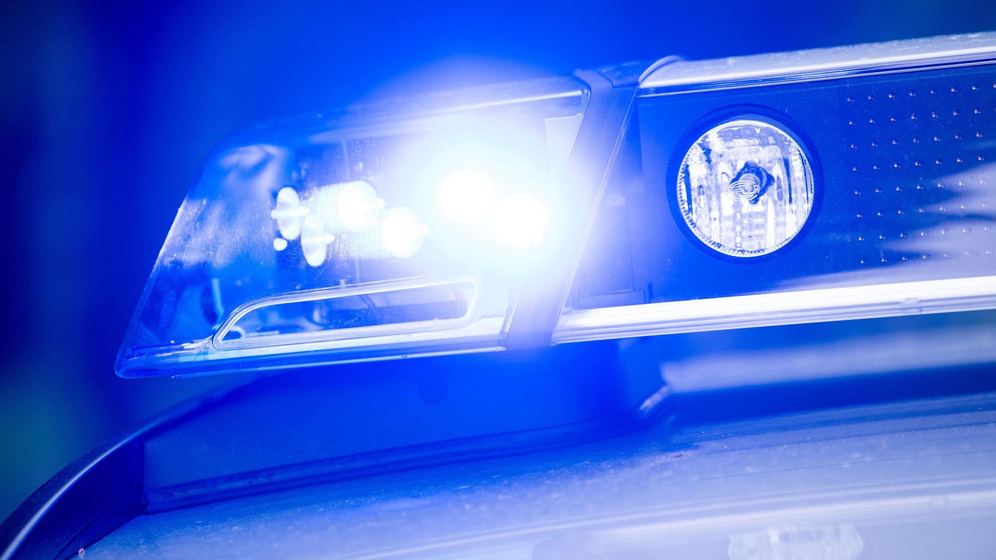 ARCHIV - 15.05.2019, Bayern, Dachau: Ein Blaulicht leuchtet an einer Polizeistreife. (zu dpa: «Leiche auf Parkplatz in Oberbayern entdeckt») Foto: Lino Mirgeler/dpa +++ dpa-Bildfunk +++