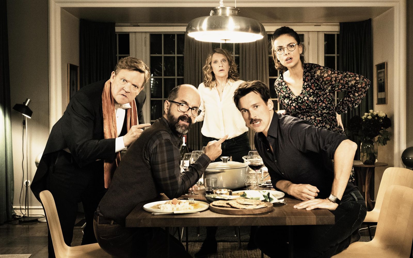 Ein Abendessen gerät aus den Fugen, von links: René (Justus von Dohnányi), Stephan (Christoph Maria Herbst), Elisabeth (Caroline Peters), Thomas (Florian David Fitz) und Anna (Janina Uhse).  (Bild: 2018 Constantin Film / Tom Trambow)