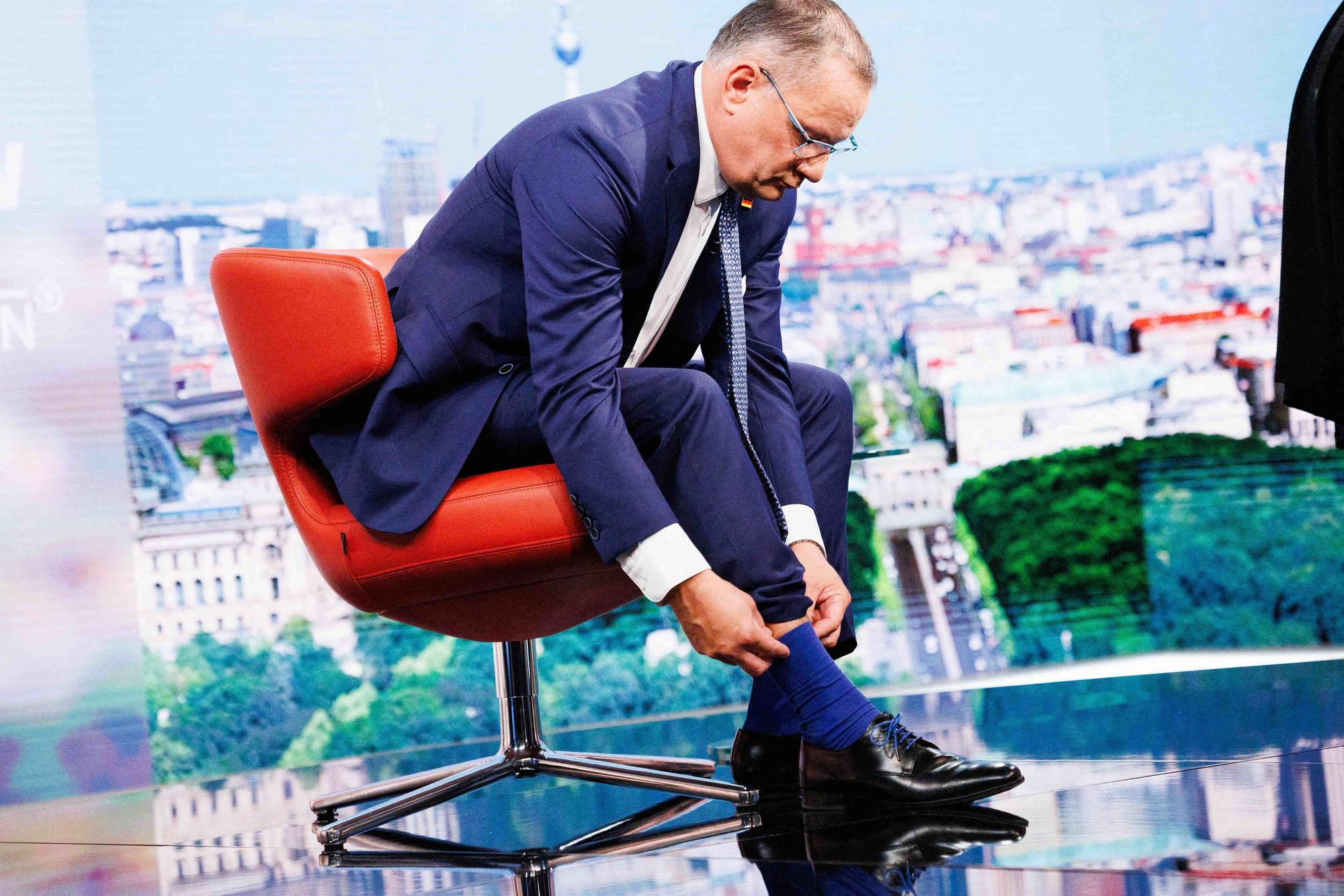 Tino Chrupalla richtet ein Strumpf vor Beginn der Aufzeichnung des ARD-Sommerinterviews.