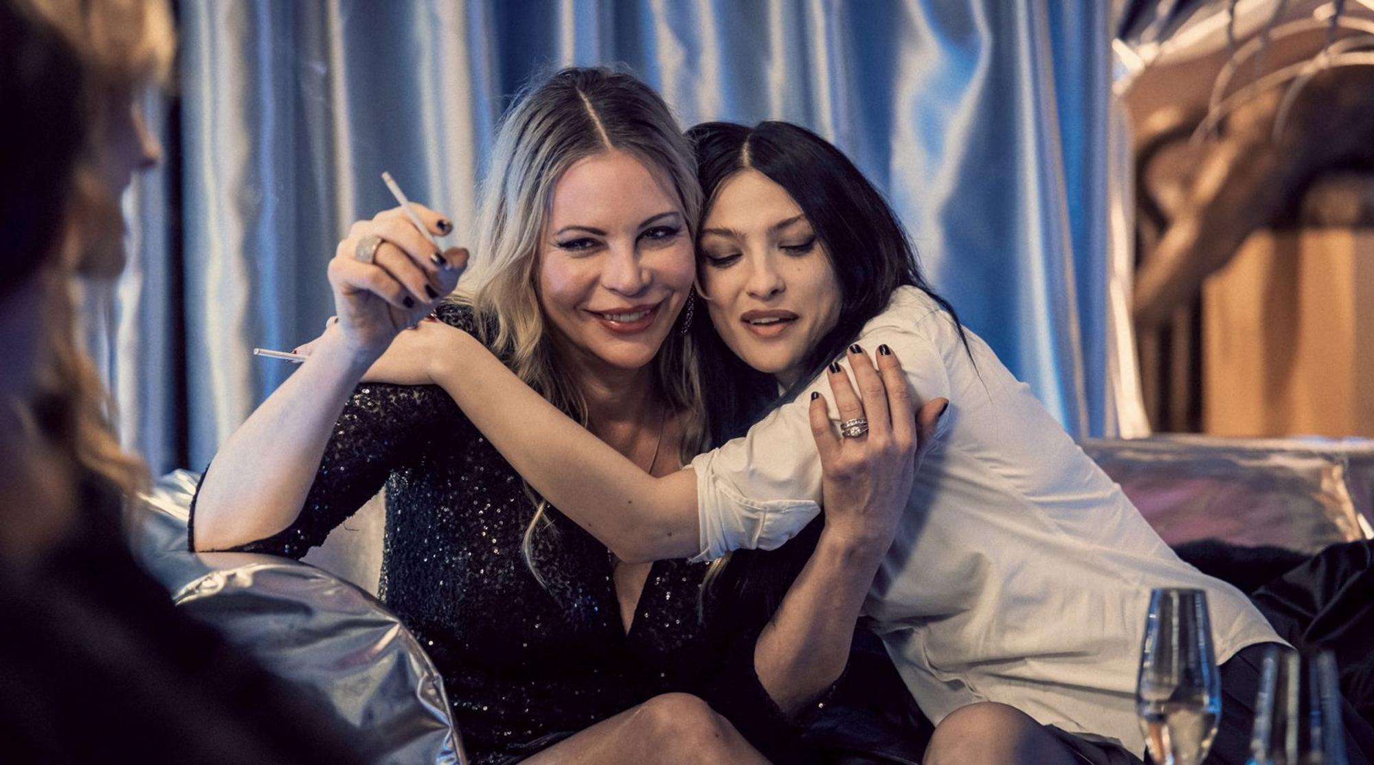 Dolly (Sasha von Halbach, links) und Liliana (Lera Abova) helfen Nelly (Ella Morgen), sich als Escort zurechtzufinden. (Bild: ARD Degeto Film/Mia Wallace Productions/Senator Film Produktion/Michel Vertongen)