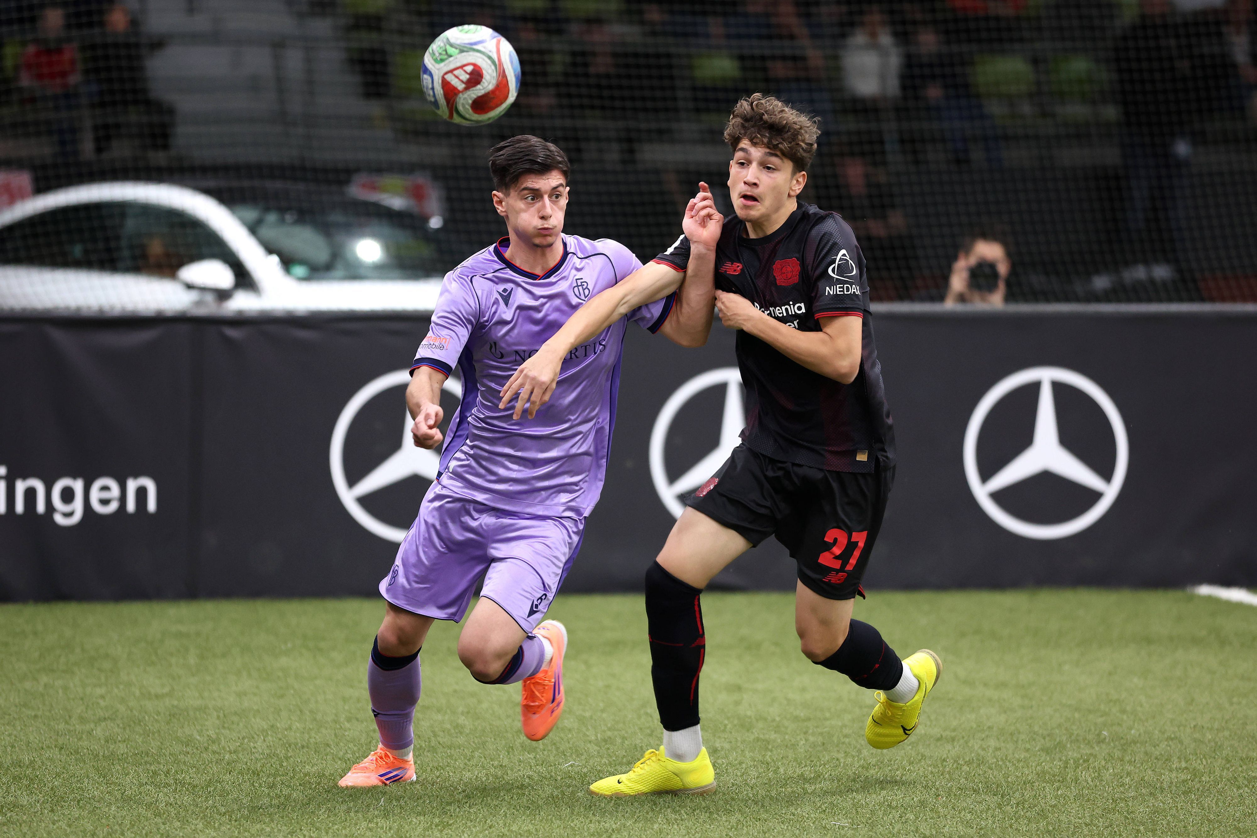 10.01.2026, Deutschland, Sindelfingen, Fußball Juniorcup-2026 U19 - Profis FC Basel vs. Bayer Leverkusen, v.l. Gjan Ajdin FC, Simone Cannizzaro Bayer *** 10 01 2026, Germany, Sindelfingen, Football Juniorcup 2026 U19 professionals FC Basel vs Bayer Leverkusen, v l Gjan Ajdin FC , Simone Cannizzaro Bayer