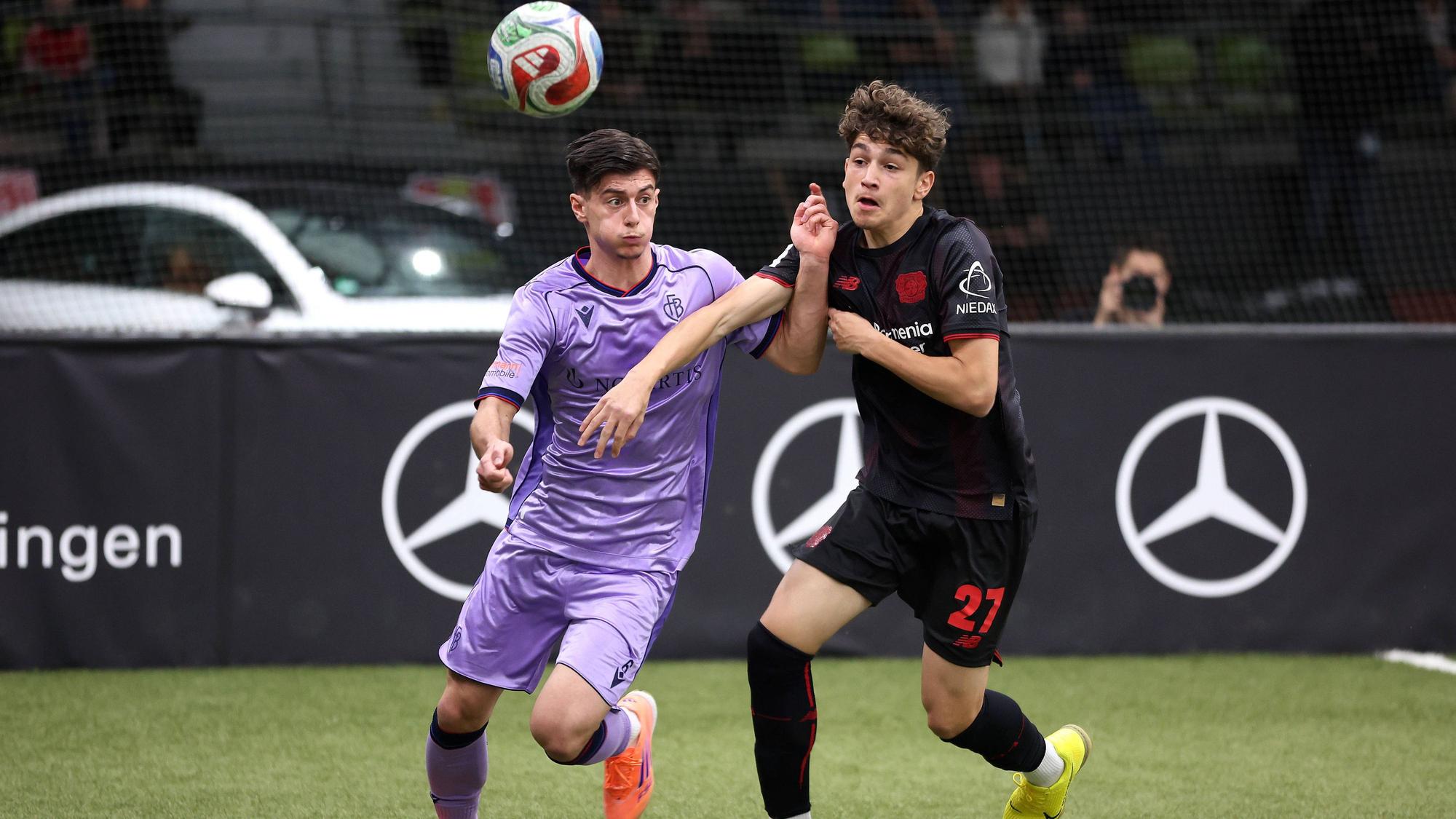 10.01.2026, Deutschland, Sindelfingen, Fußball Juniorcup-2026 U19 - Profis FC Basel vs. Bayer Leverkusen, v.l. Gjan Ajdin FC, Simone Cannizzaro Bayer *** 10 01 2026, Germany, Sindelfingen, Football Juniorcup 2026 U19 professionals FC Basel vs Bayer Leverkusen, v l Gjan Ajdin FC , Simone Cannizzaro Bayer