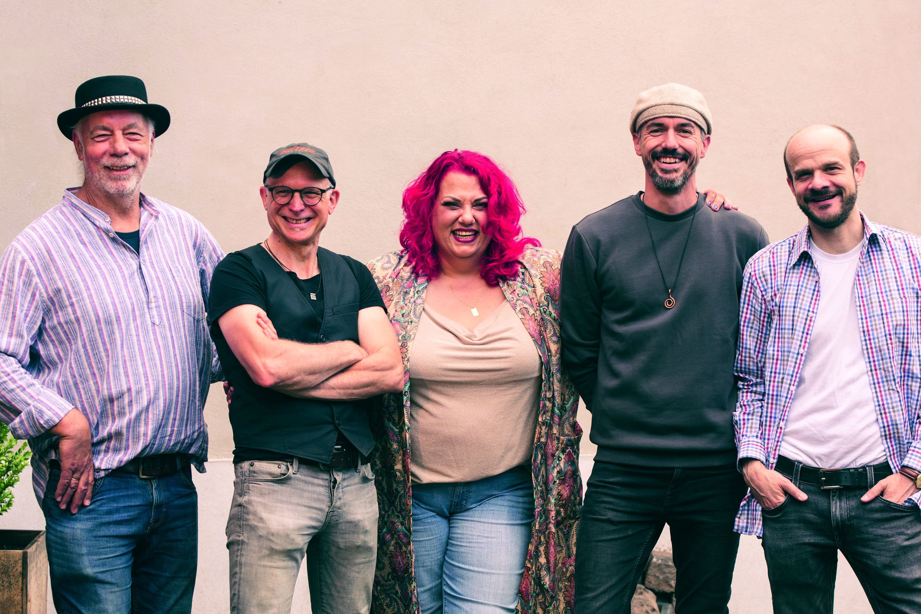 Die Mitglieder der Band PocketAllstars mit Sandra Schumacher (Mitte) und Mario Nyeky (2.v.r.).