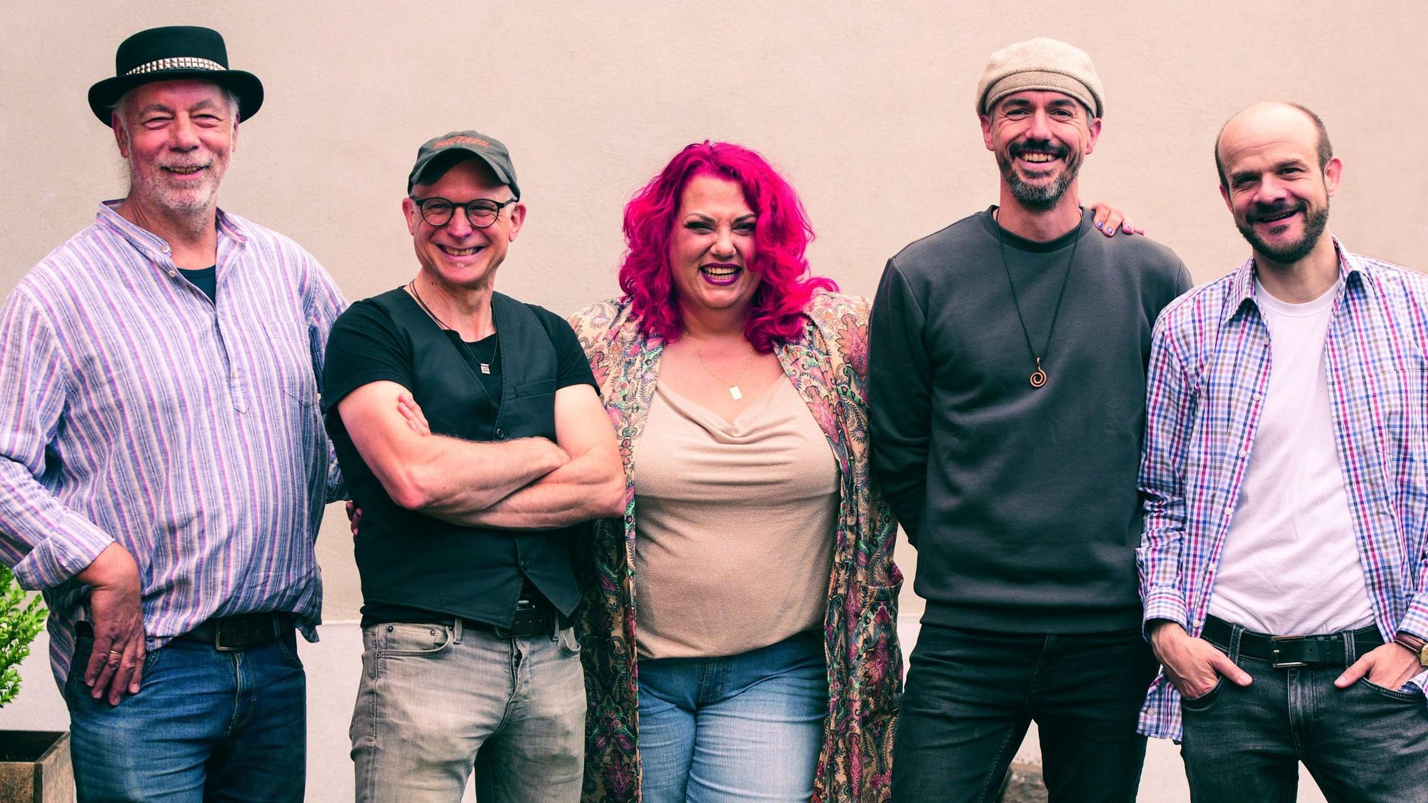 Die Mitglieder der Band PocketAllstars mit Sandra Schumacher (Mitte) und Mario Nyeky (2.v.r.).