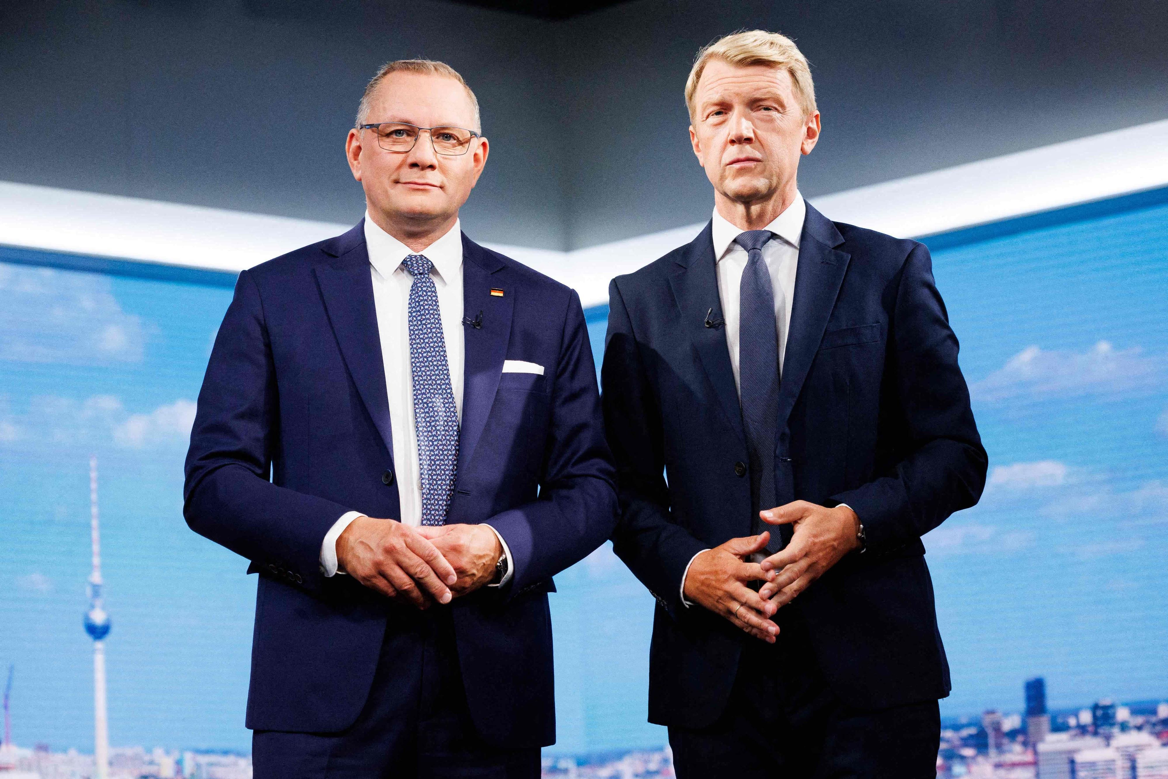 AfD-Chef Tino Chrupalla (l.) und Markus Preiß, Chefredakteur des ARD-Hauptstadtstudios, vor Beginn der Aufzeichnung des ARD-Sommerinterviews im  ARD-Hauptstadtstudio.