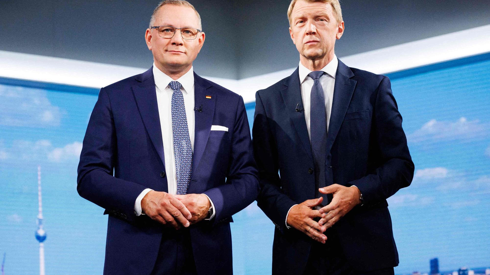 AfD-Chef Tino Chrupalla (l.) und Markus Preiß, Chefredakteur des ARD-Hauptstadtstudios, vor Beginn der Aufzeichnung des ARD-Sommerinterviews im ARD-Hauptstadtstudio.