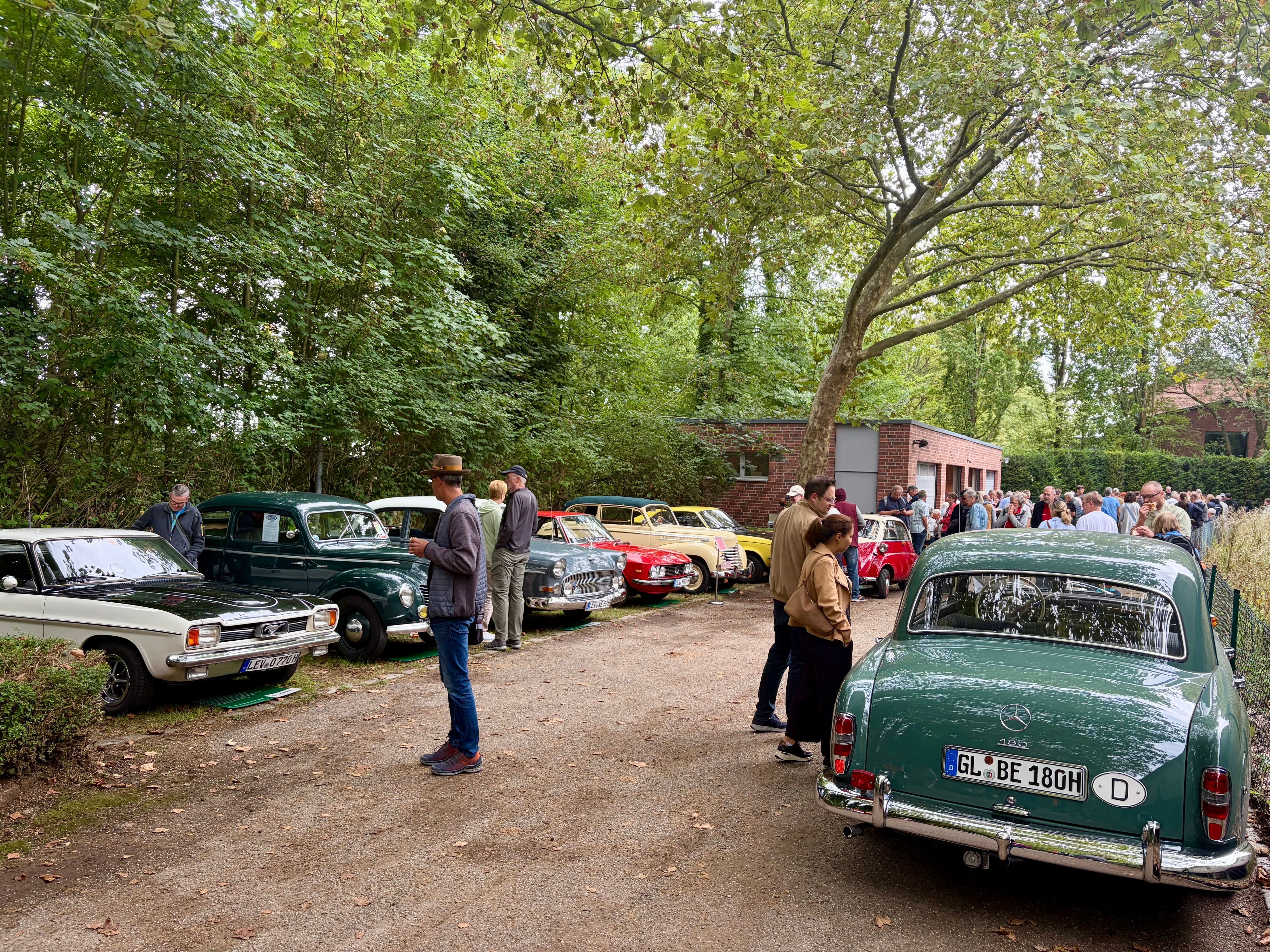 Menschen auf dem Oldtimer-Treffen in Pattscheid