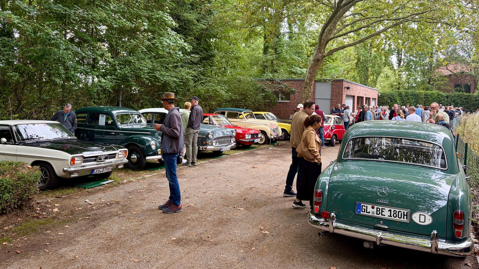 Menschen auf dem Oldtimer-Treffen in Pattscheid