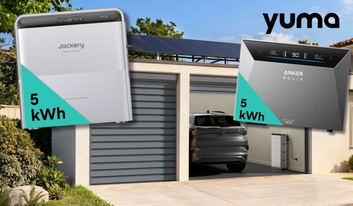 Jackery SolarVault 3 Pro Max Speicher (5 kWh, links) und Anker Solix Solarbank 4 Pro (5 kWh, rechts) vor einem modernen Einfamilienhaus mit offener Garage und Elektrofahrzeug und E-Speicher darin und Solaranlage mit Modulen auf dem Garagendach.