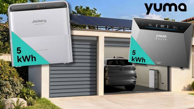 Jackery SolarVault 3 Pro Max Speicher (5 kWh, links) und Anker Solix Solarbank 4 Pro (5 kWh, rechts) vor einem modernen Einfamilienhaus mit offener Garage und Elektrofahrzeug und E-Speicher darin und Solaranlage mit Modulen auf dem Garagendach.