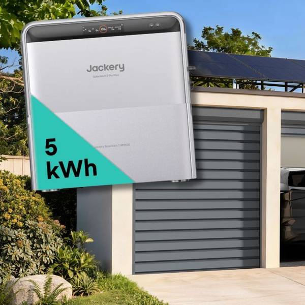 Jackery SolarVault 3 Pro Max Speicher (5 kWh, links) und Anker Solix Solarbank 4 Pro (5 kWh, rechts) vor einem modernen Einfamilienhaus mit offener Garage und Elektrofahrzeug und E-Speicher darin und Solaranlage mit Modulen auf dem Garagendach.