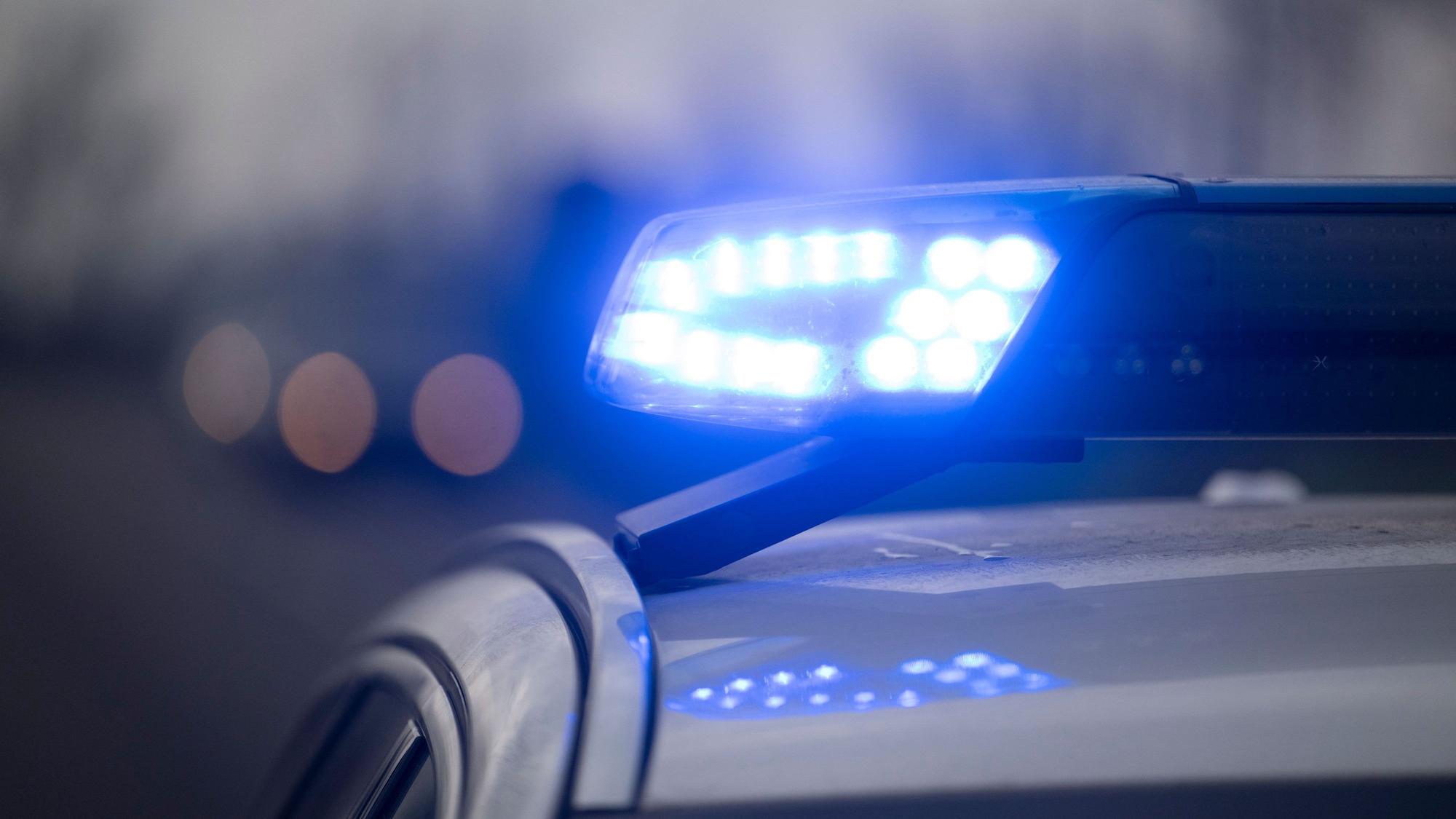 Ein Blaulicht blinkt während eines Fototermins mit der Deutschen Presse-Agentur (dpa) an der deutsch-französischen Grenze an einem Einsatzfahrzeug der Bundespolizei.