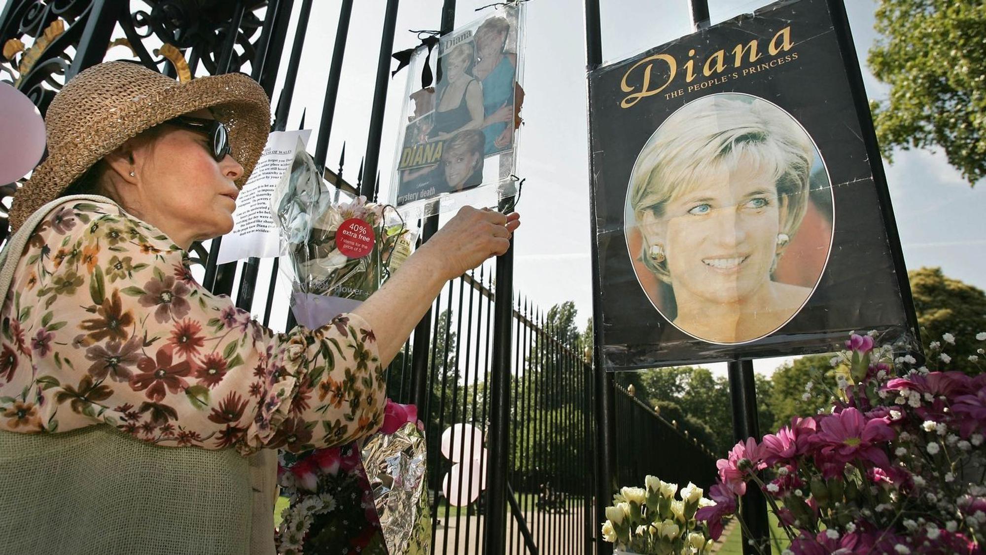 Nach Dianas Tod trauerten Menschen weltweit - wie hier am Kensington Palace in London. (Bild: 2005 Getty Images/Peter Macdiarmid)