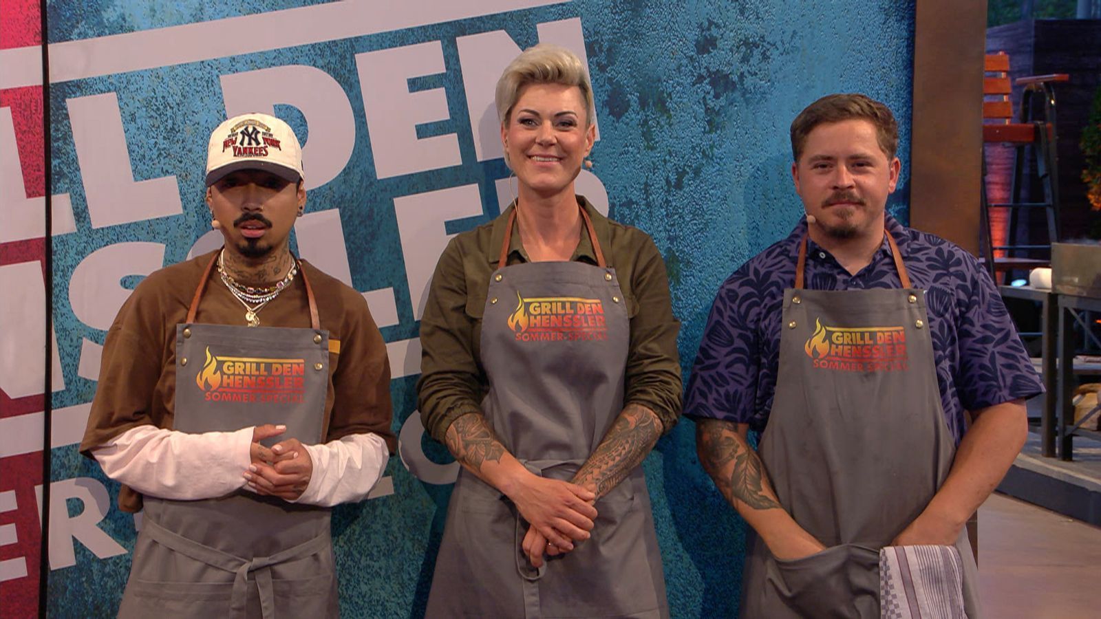 Eigentlich traten unter der Anleitung von Koch-Coach Max Stiegl nur drei Promis gegen Henssler an: Tony Bauer, Carola „Doc Caro“ Holzner und Gustav Schäfer (von links). Aber Tony Bauer hatte eine Überraschung parat. (Bild: RTL)
